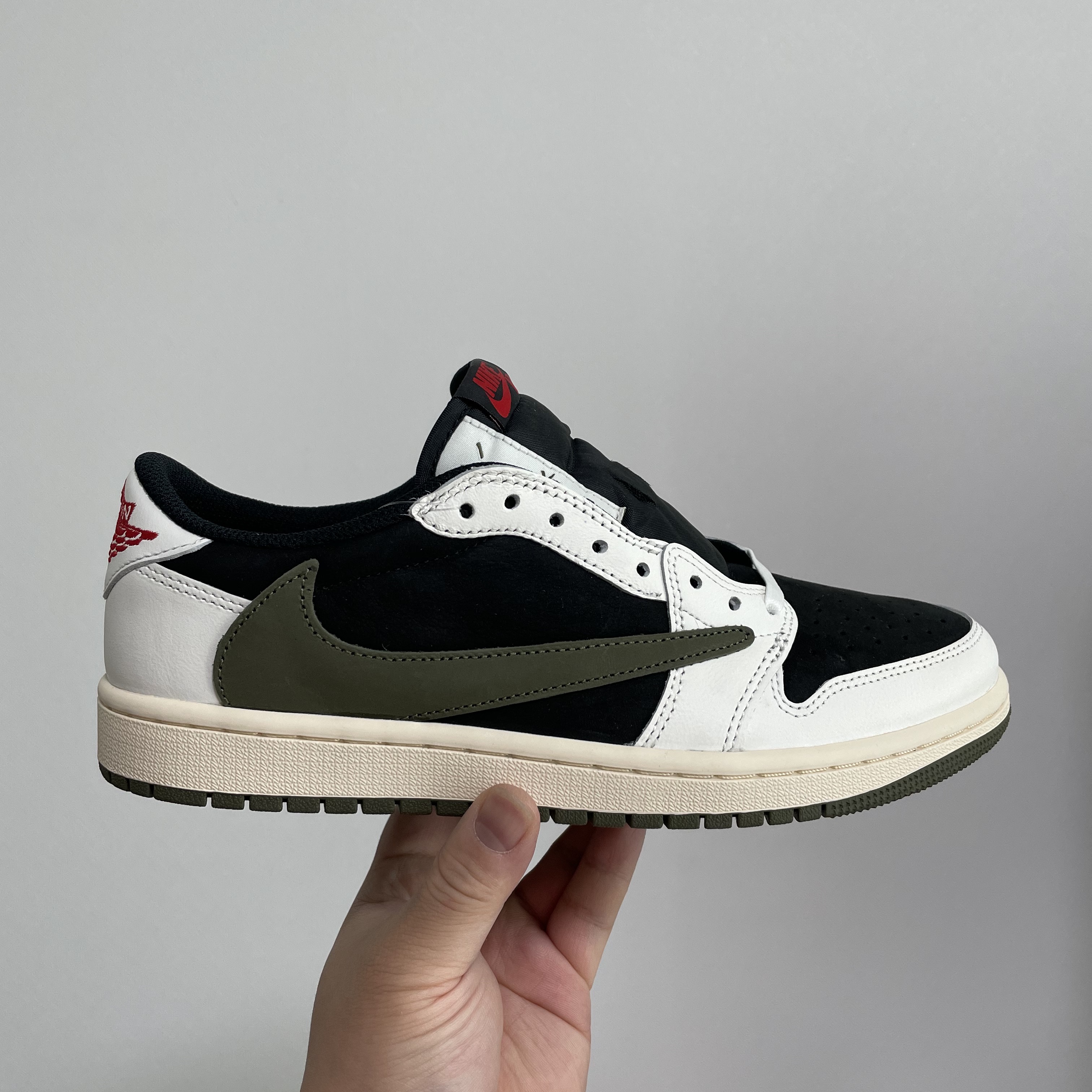 (W) Jordan 1 x Travis Scott Retro Low OG SP Medium Olive 착용 스타일