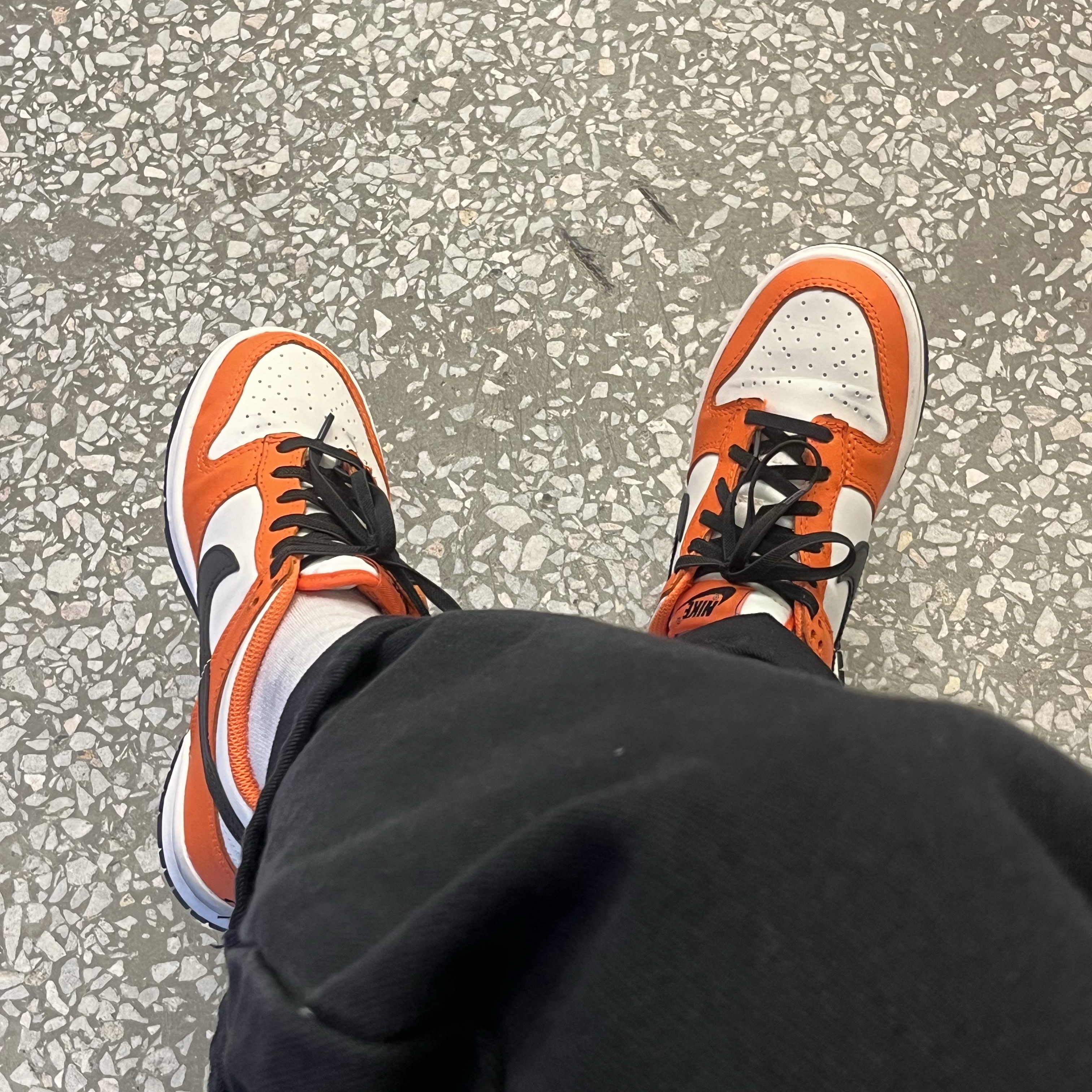 (GS) Nike Dunk Low Safety Orange, (W) Nike Dunk Low Essential Brilliant Orange 착용 스타일 - 2