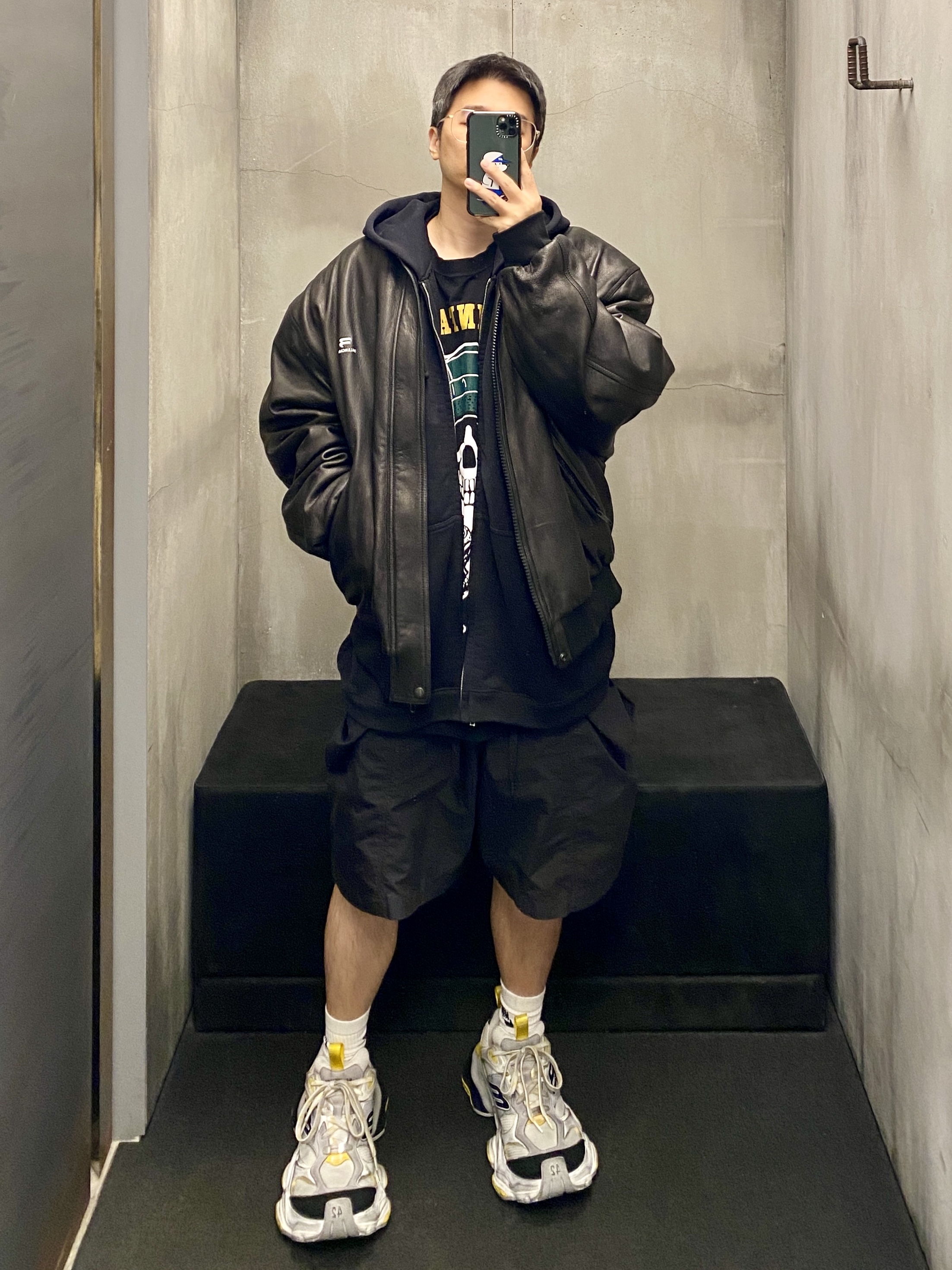 Balenciaga Sporty B Taxi Blouson Black, Balenciaga Cargo Sneakers Grey Black Yellow 착용 스타일 - 1