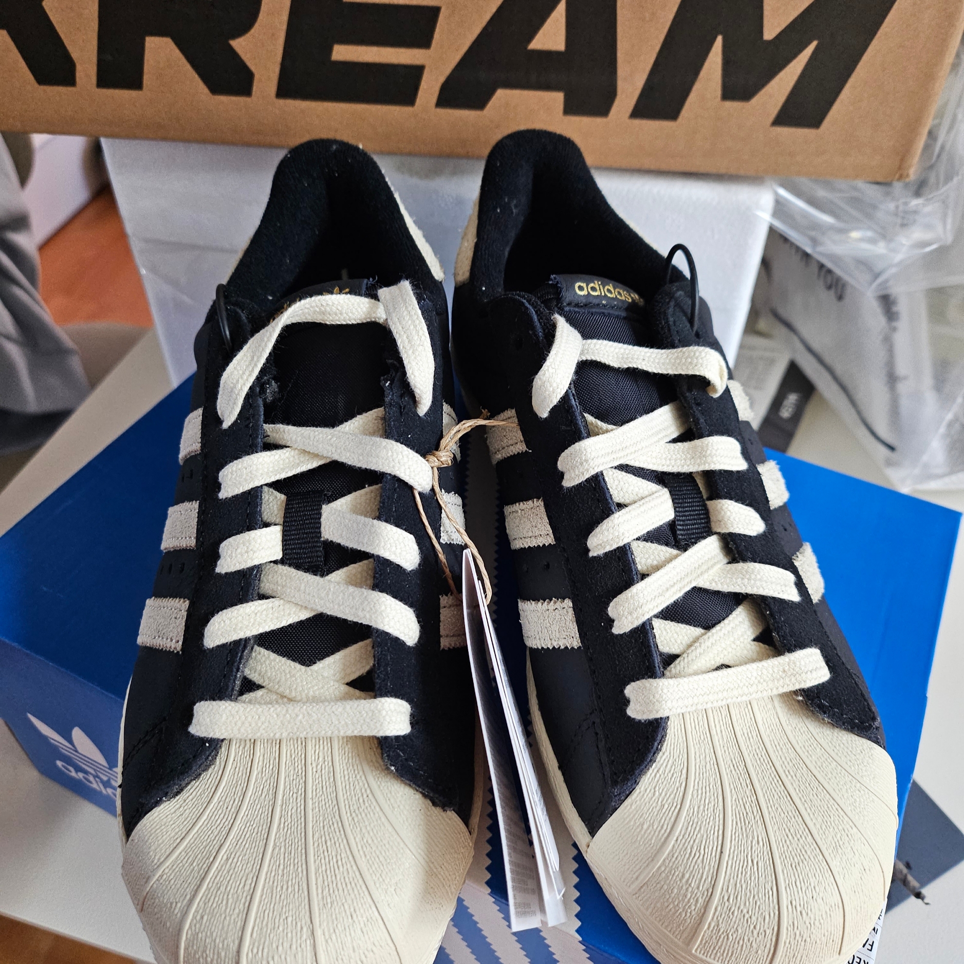 Adidas Superstar 82 Black White 착용 스타일