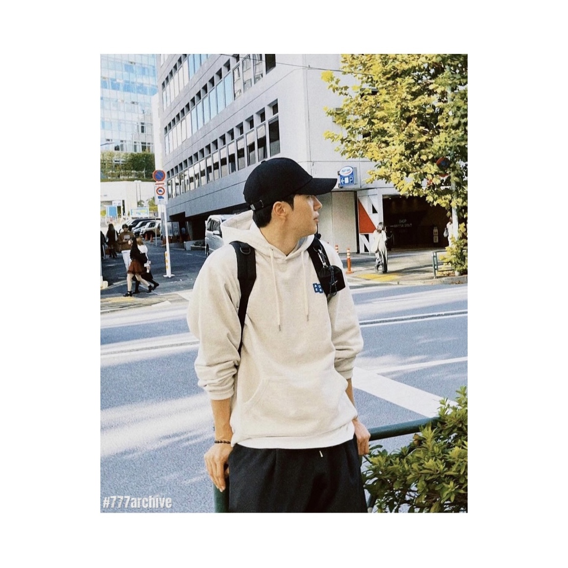 Ader Error Sig; TRS Tag Hoodie 01 Oatmeal 착용 스타일 - 3