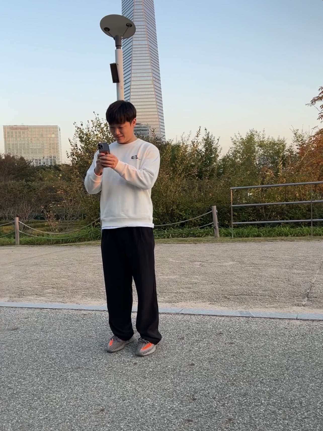 Adidas Yeezy Boost 350 V2 Beluga - Reflective, Uniqlo UT x Kaws Long Sleeve Sweatshirt Off White 착용 스타일