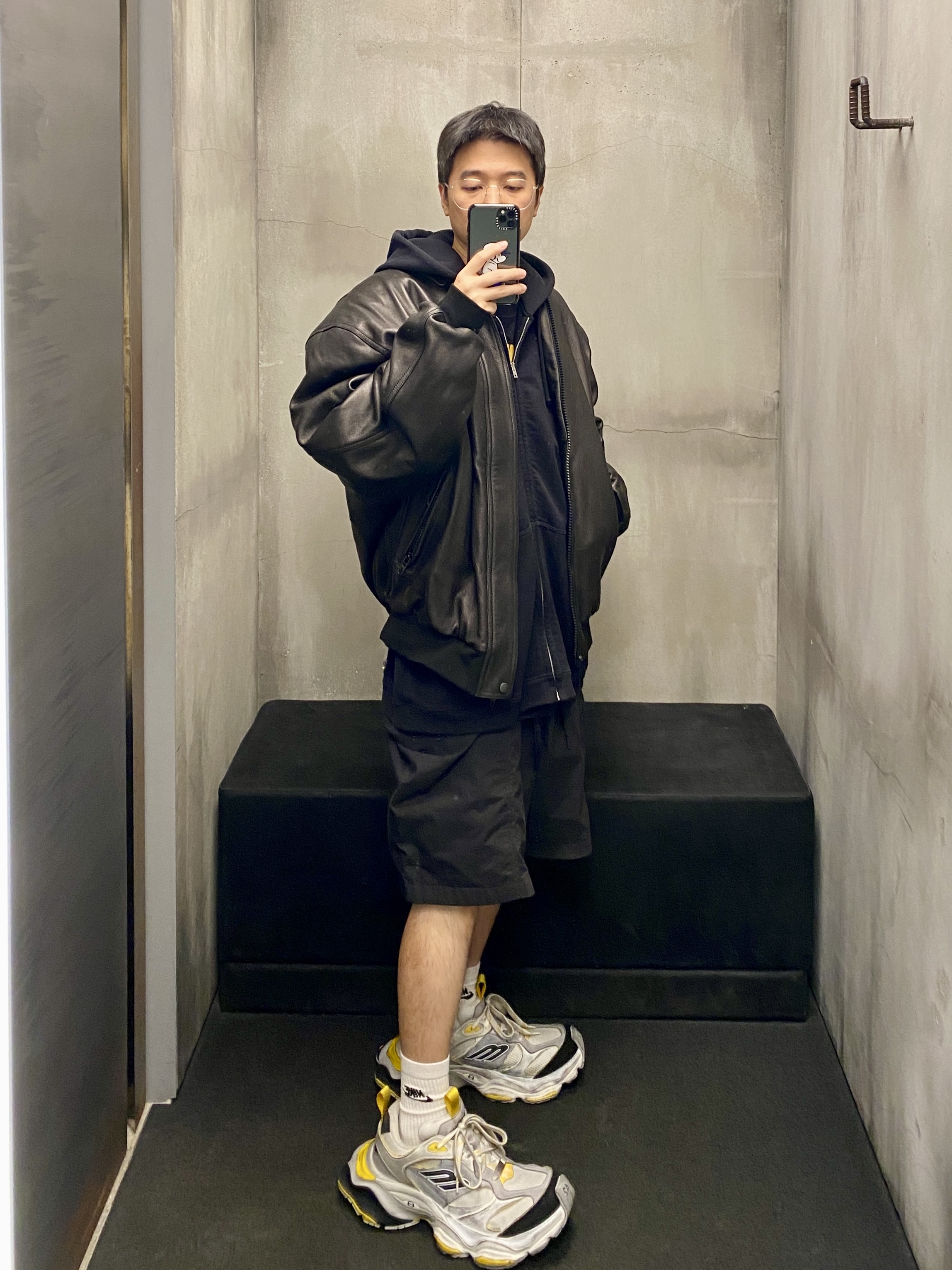 Balenciaga Sporty B Taxi Blouson Black, Balenciaga Cargo Sneakers Grey Black Yellow 착용 스타일 - 2
