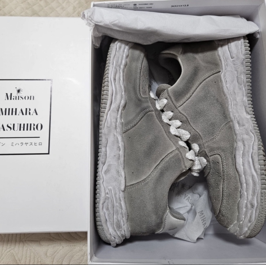 Maison Mihara Yasuhiro Wayne OG Sole Brushed Suede Low-top Sneakers White 착용 스타일
