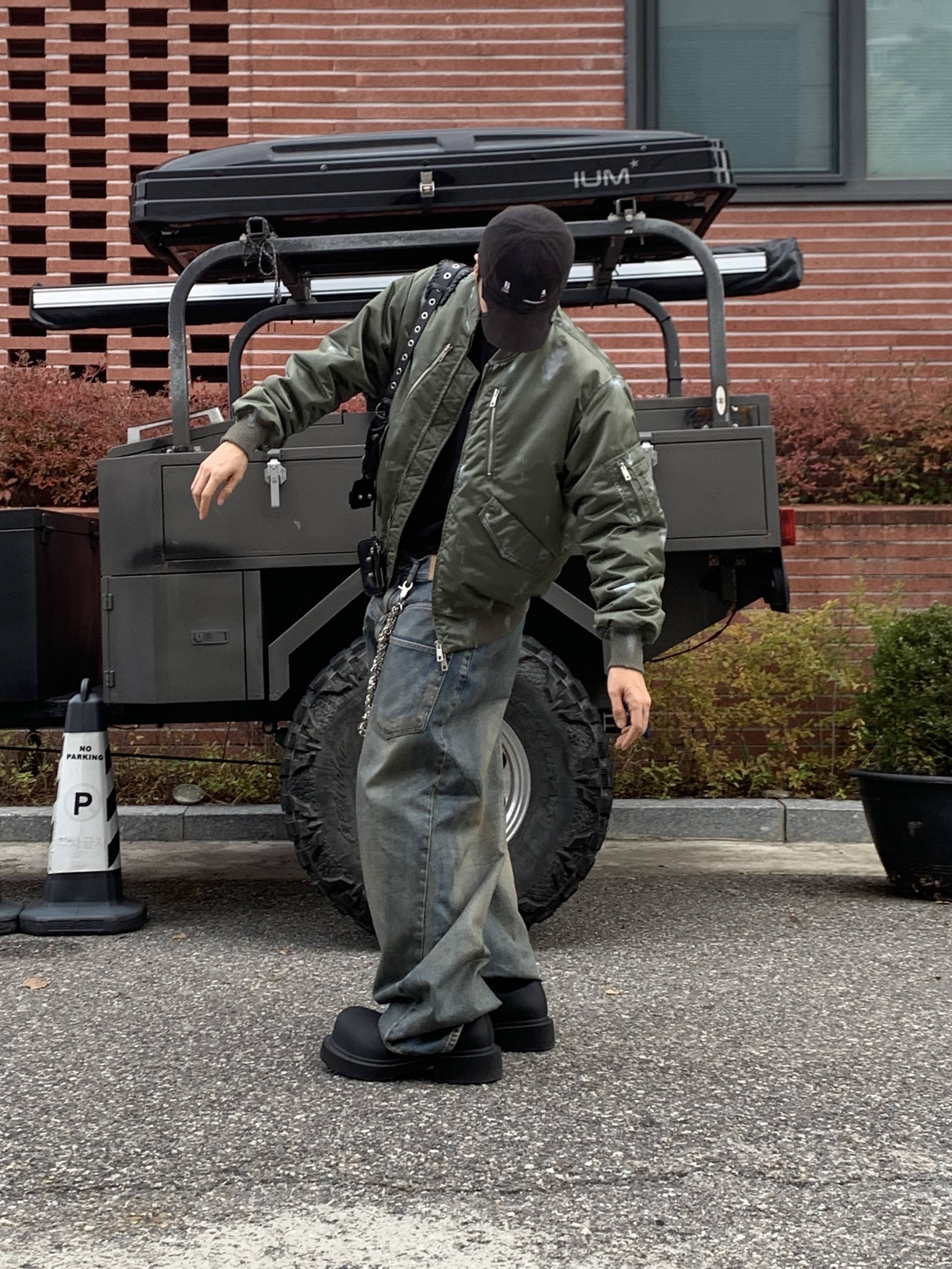 Project G/R Coated Backward Denim Pants Blue, Balenciaga XL Army Boots Full Eva Black 착용 스타일 - 2