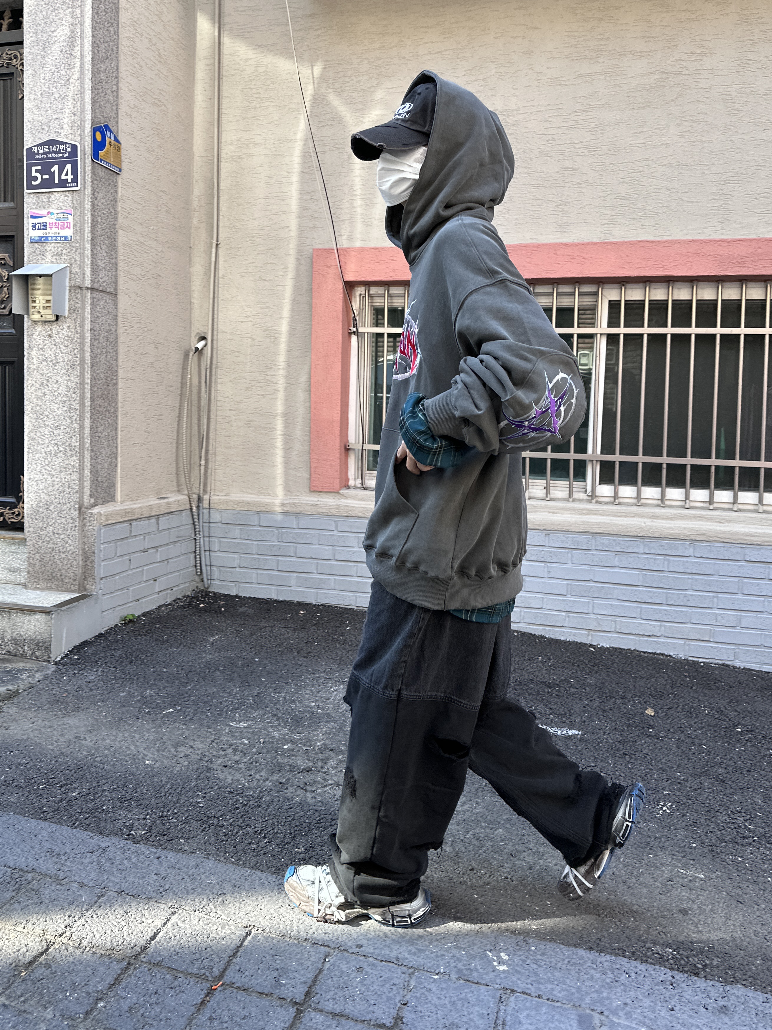 Civision by CSC Death Core Hoodie Charcoal, Civision by CSC Vison Destroyed Cap Washed Black 착용 스타일 - 3