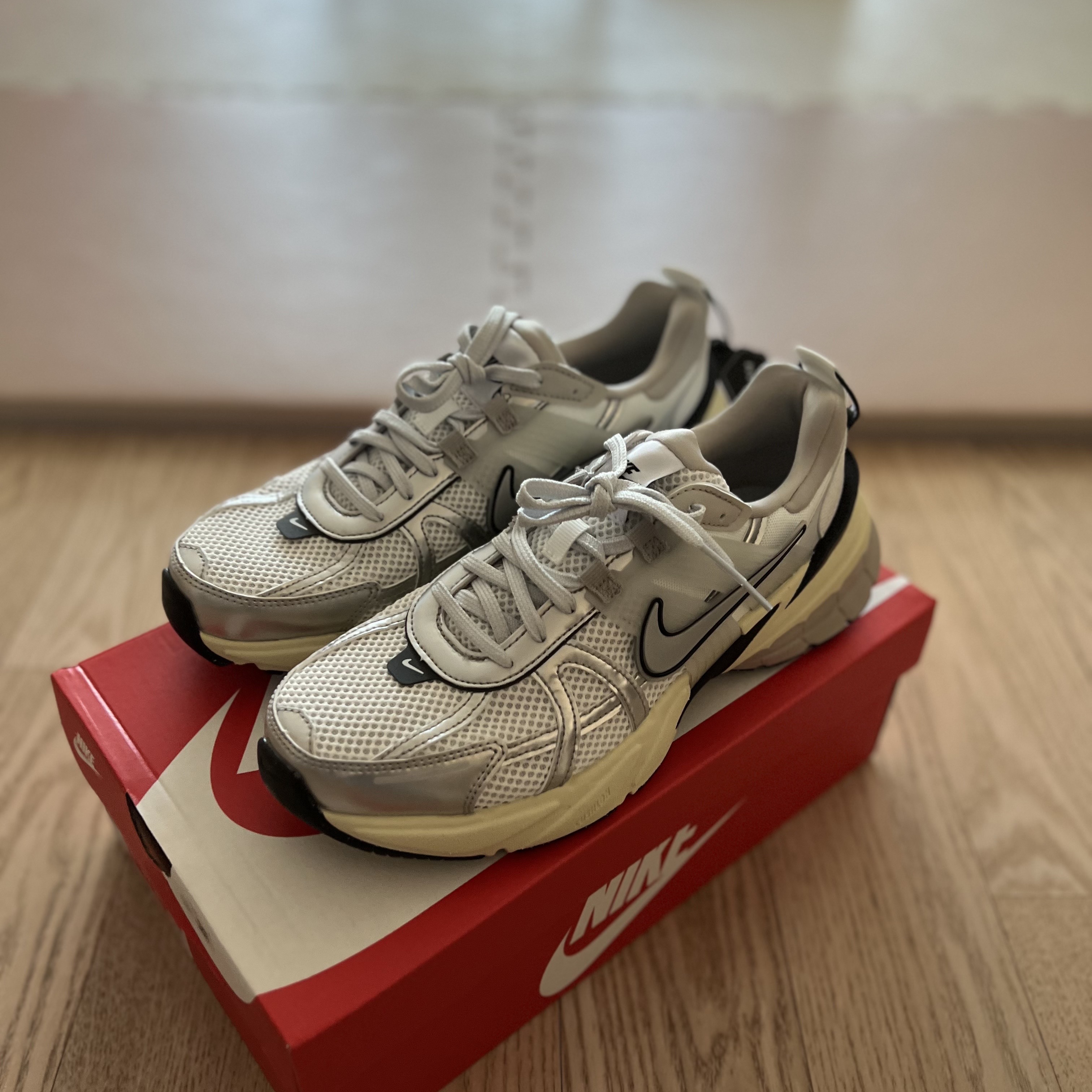 Nike V2K Run Summit White Metallic Silver 착용 스타일 - 1
