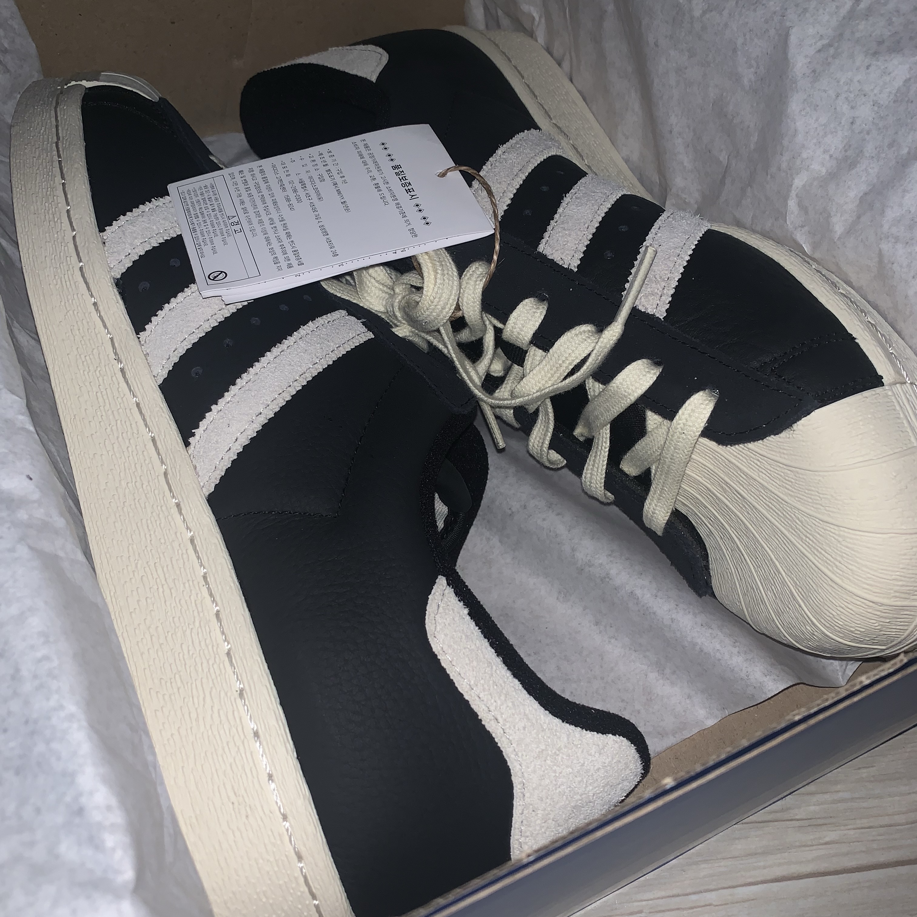 Adidas Superstar 82 Black White 착용 스타일 - 2