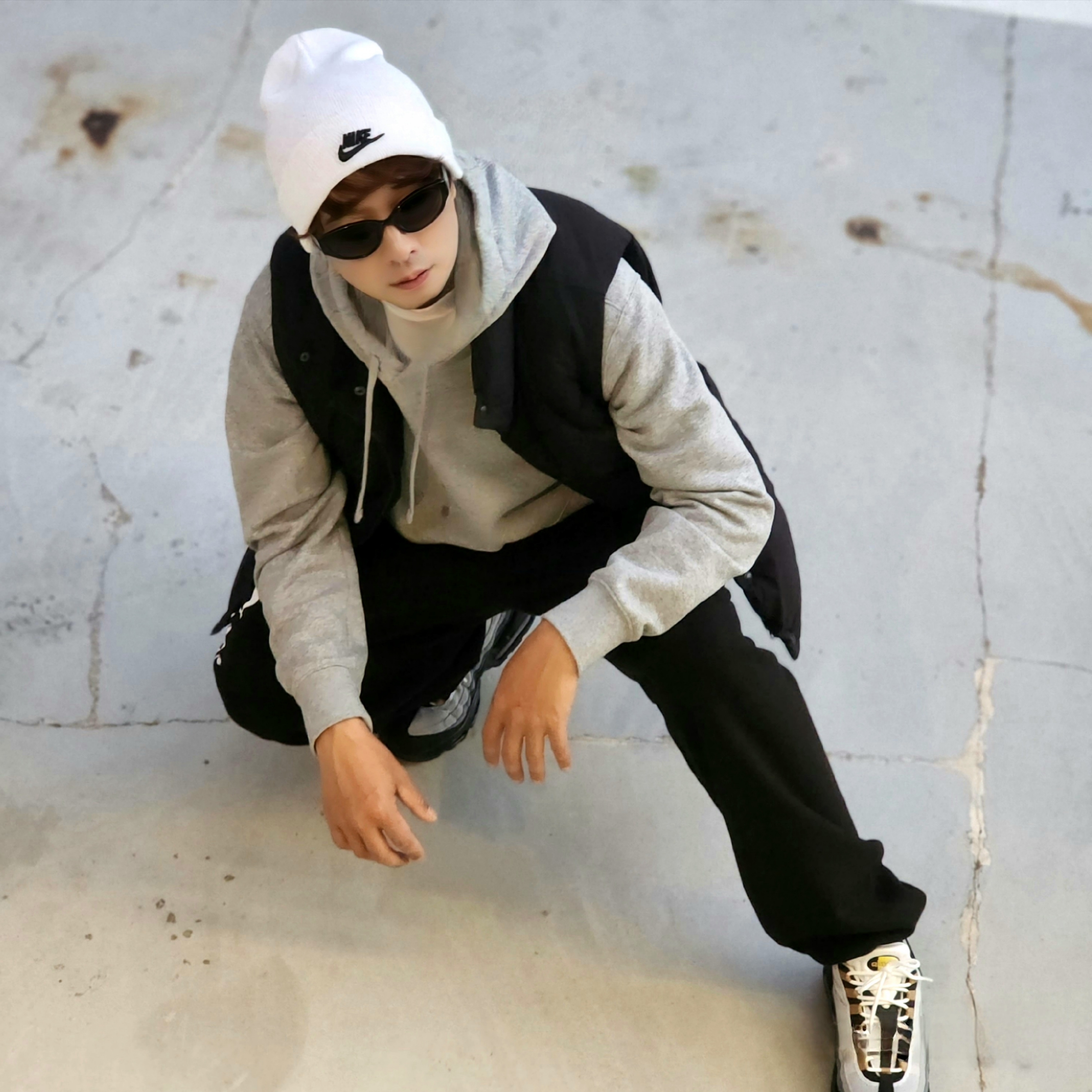 Nike NSW Utility Futura Beanie White, Nike NSW Club Fleece Pullover Hoodie Dark Grey Heather - US/EU 착용 스타일 - 1