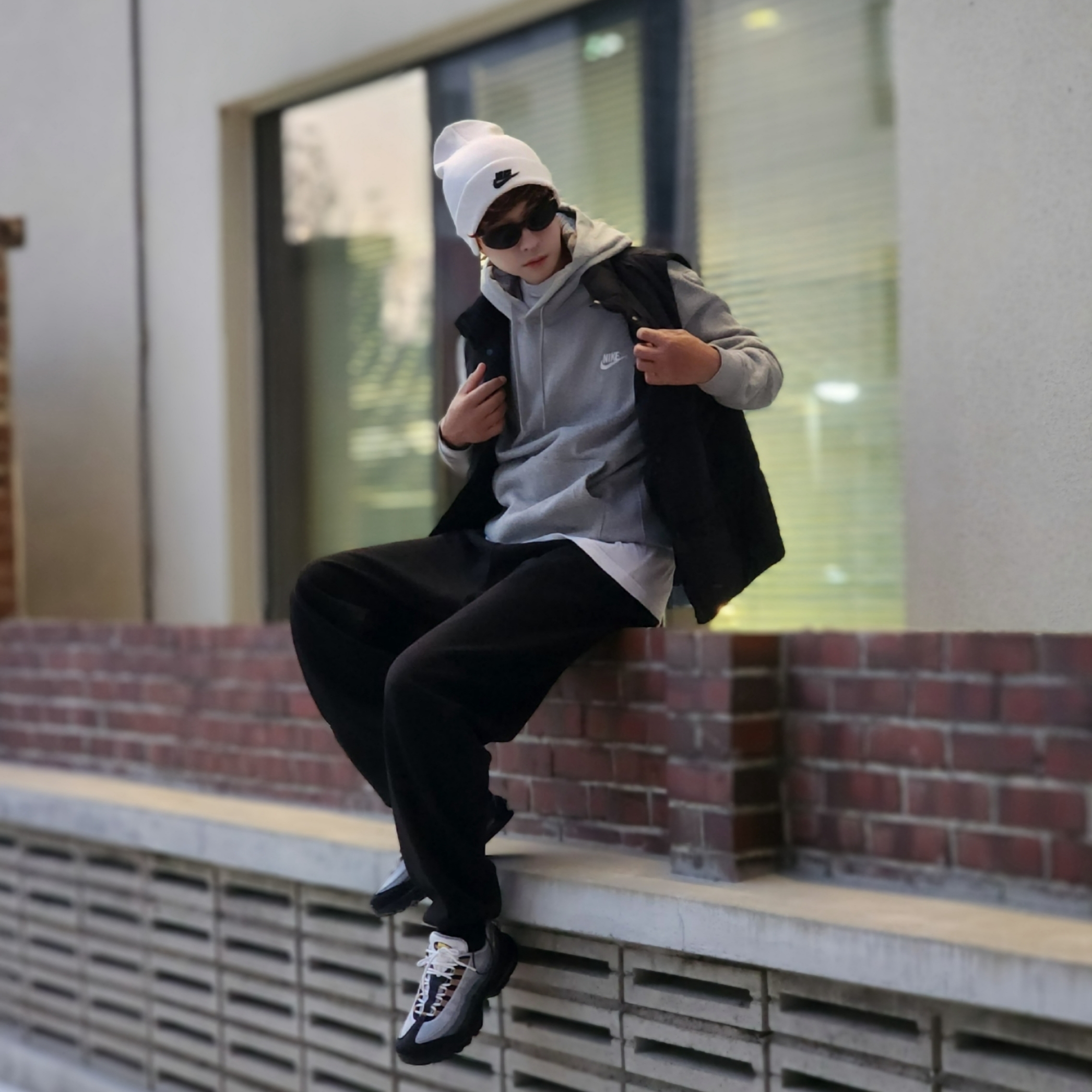 Nike NSW Utility Futura Beanie White, Nike NSW Club Fleece Pullover Hoodie Dark Grey Heather - US/EU 착용 스타일 - 4