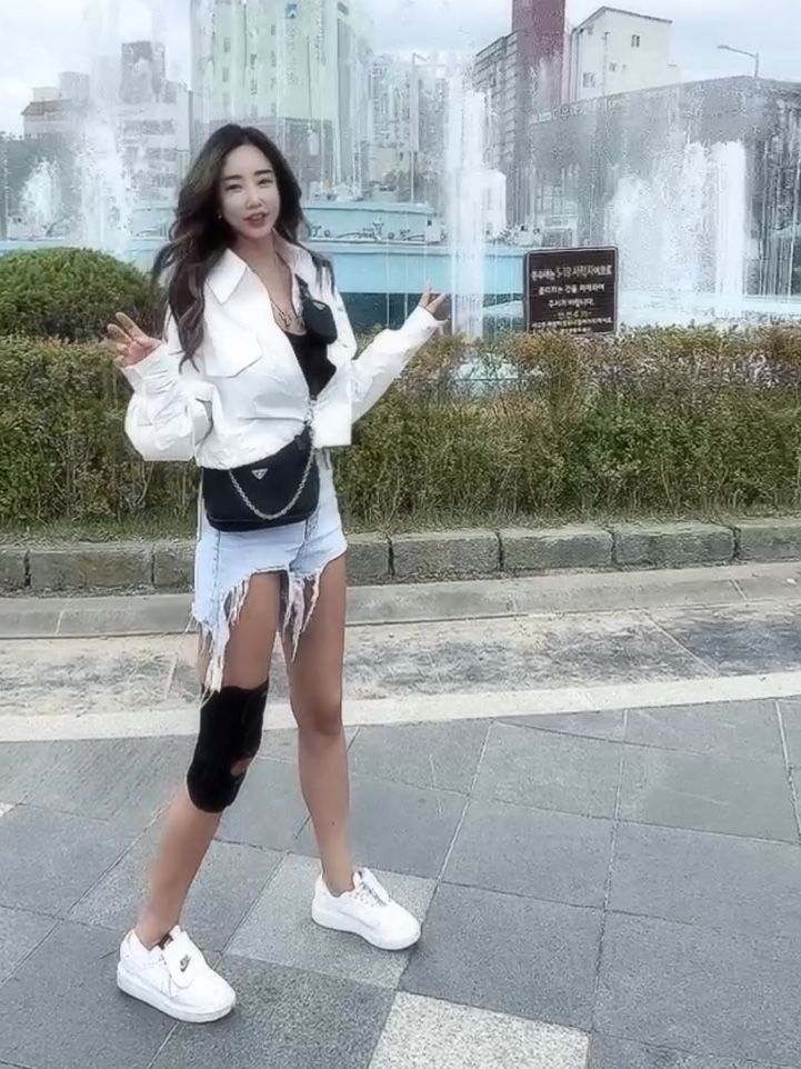 Nike x Peaceminusone Kwondo1 White, Prada Re-Edition 2005 Re-Nylon Shoulder Bag Black 착용 스타일 - 1