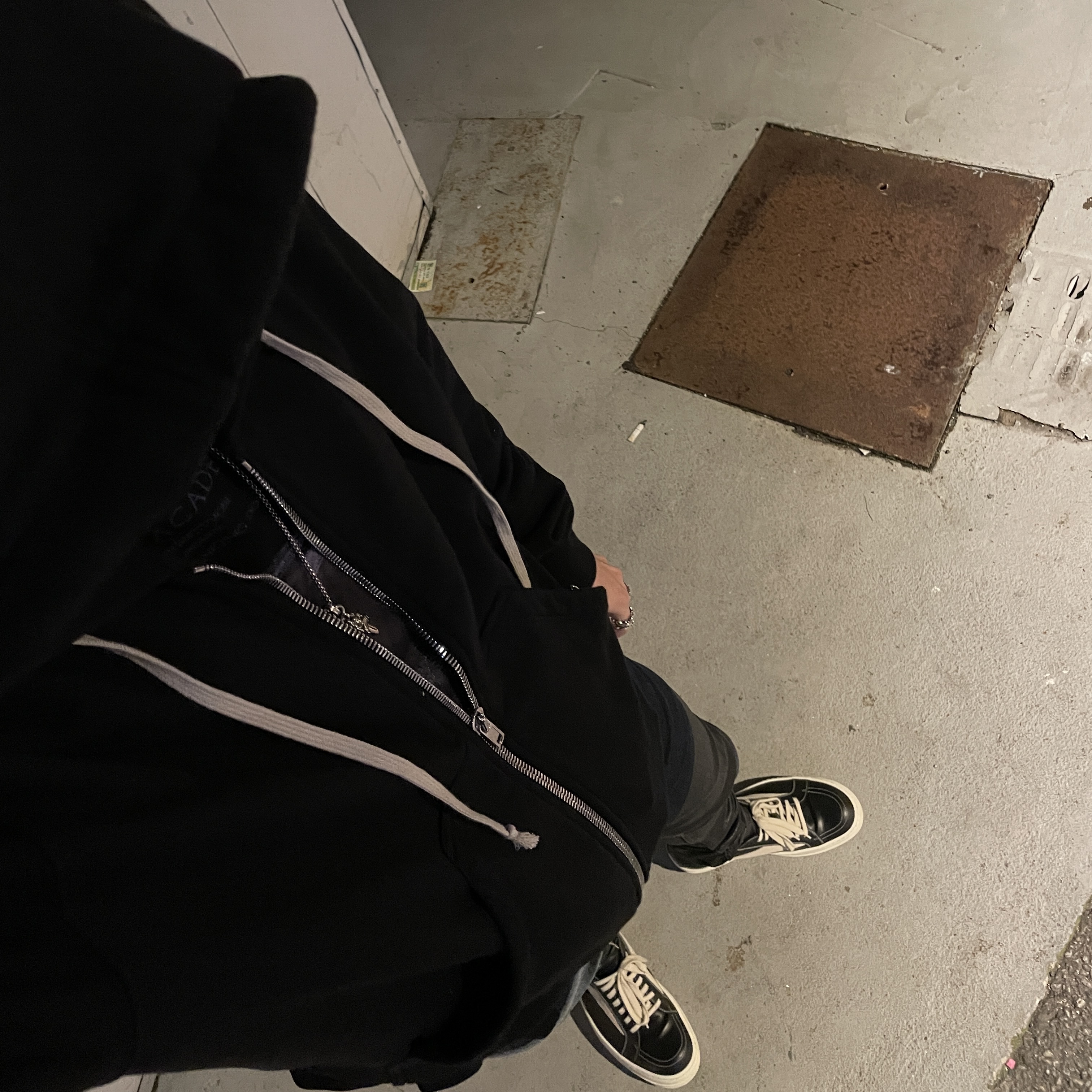 Rick Owens Luxor Vintage Sneakers Black Milk, Undermycar x Punk Academy Dancing Doll T-Shirt Naval Academy 착용 스타일