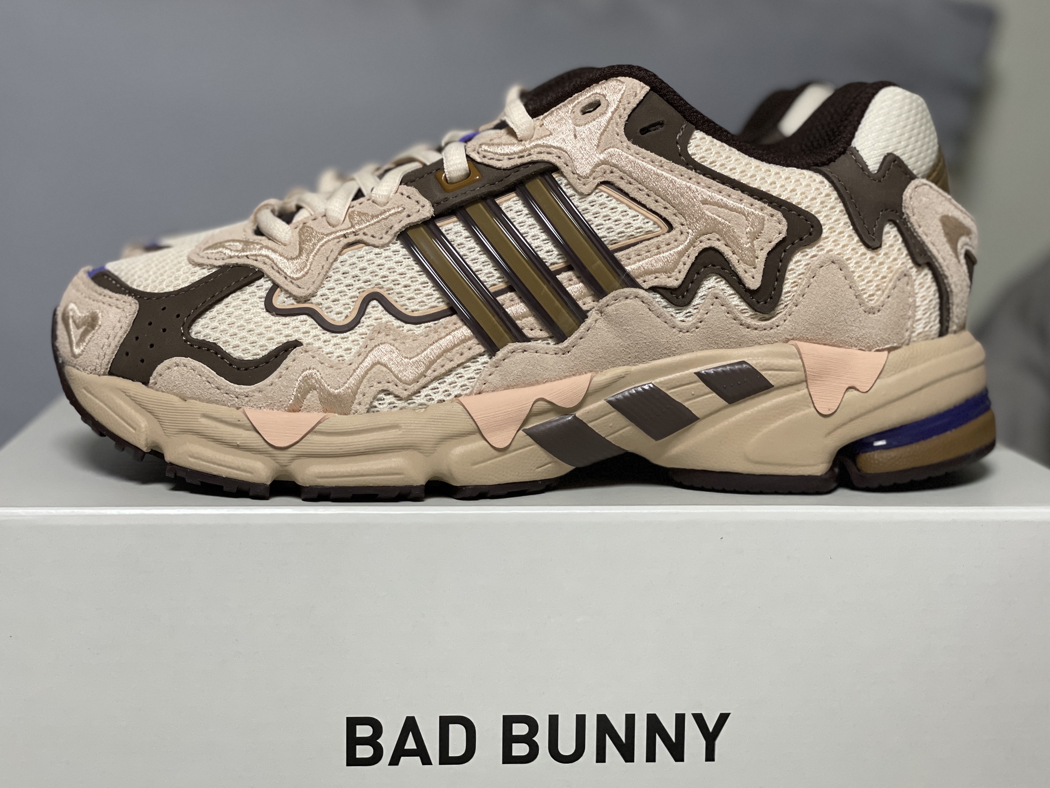 Adidas x Bad Bunny Response CL Ecru Tint 착용 스타일 - 2