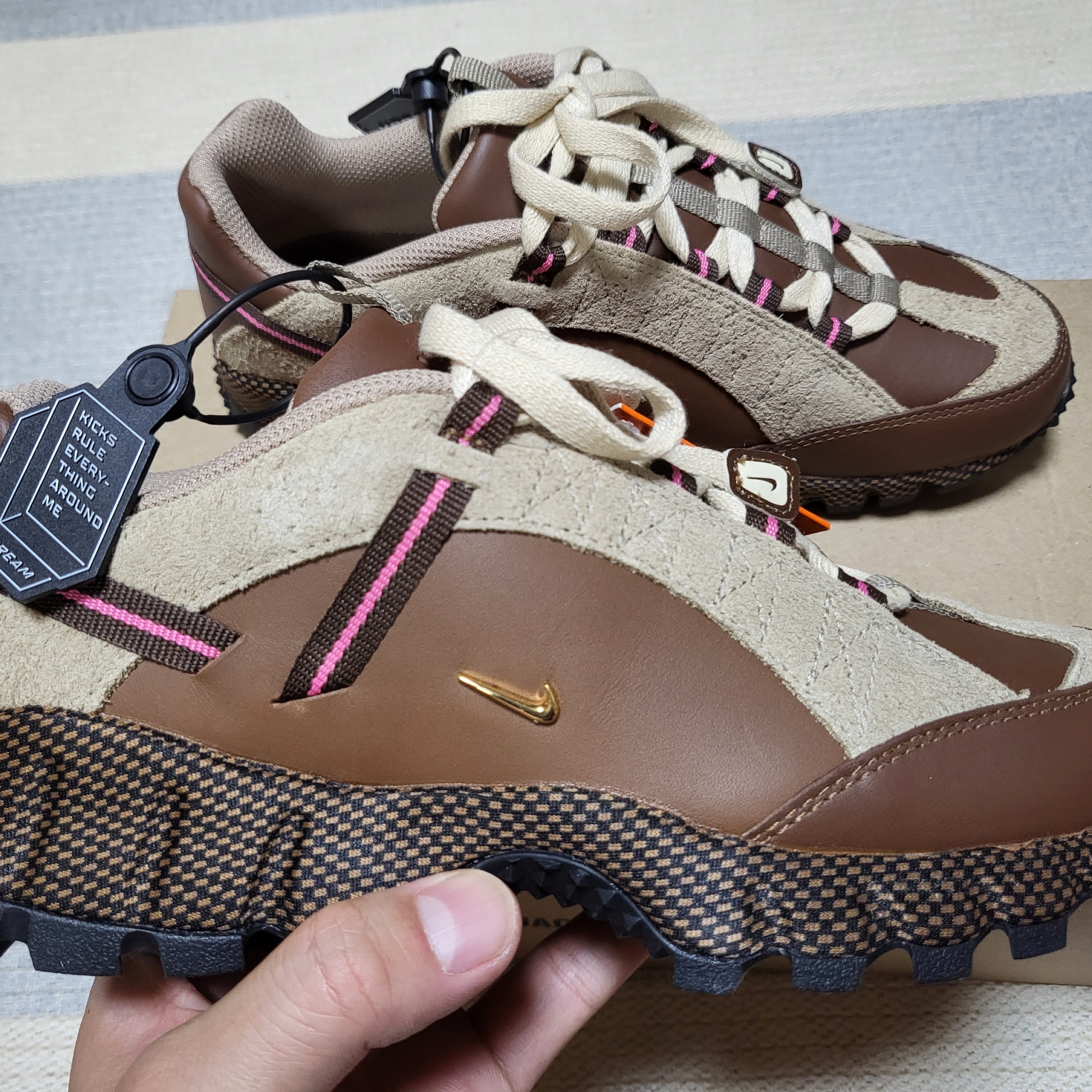 Nike x Jacquemus Air Humara LX Ale Brown and Gold 착용 스타일 - 2