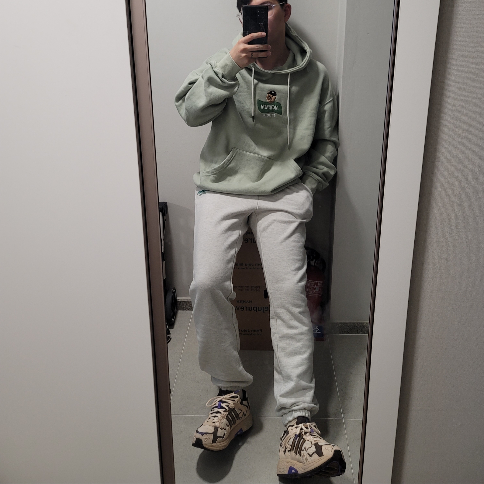 Adidas x Bad Bunny Response CL Ecru Tint 착용 스타일