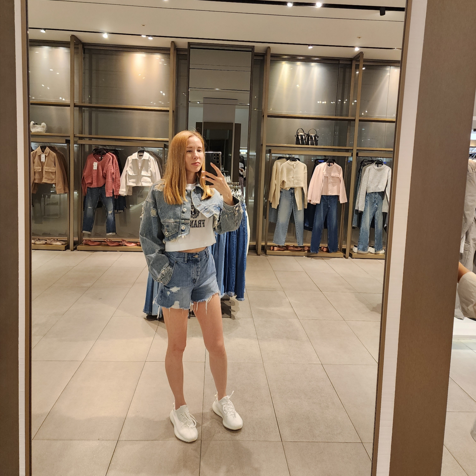 (W) Ami Paris France Cropped T-Shirt White, Adidas Yeezy Boost 350 V2 Cream/Triple White 착용 스타일