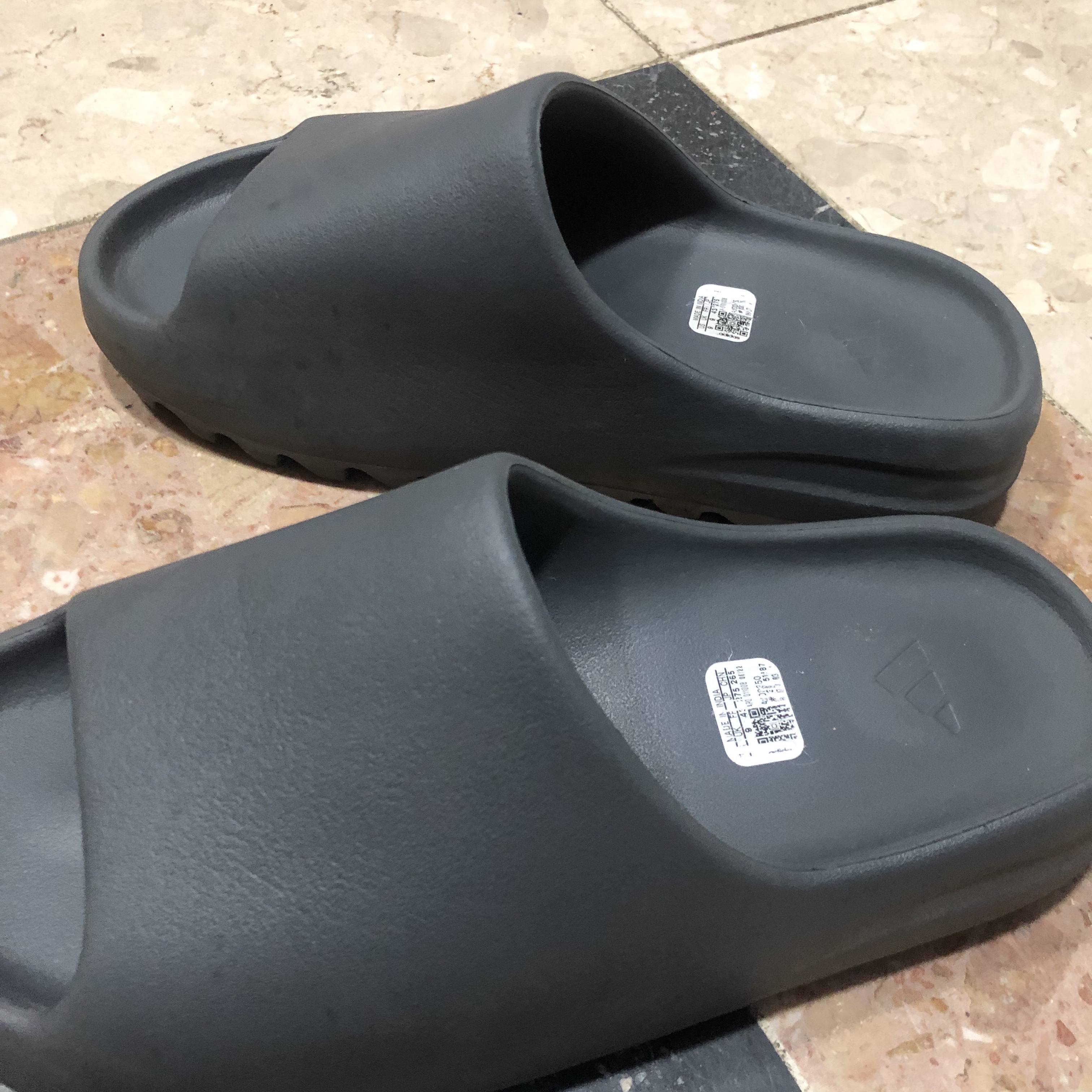 Adidas Yeezy Slide Slate Grey 착용 스타일