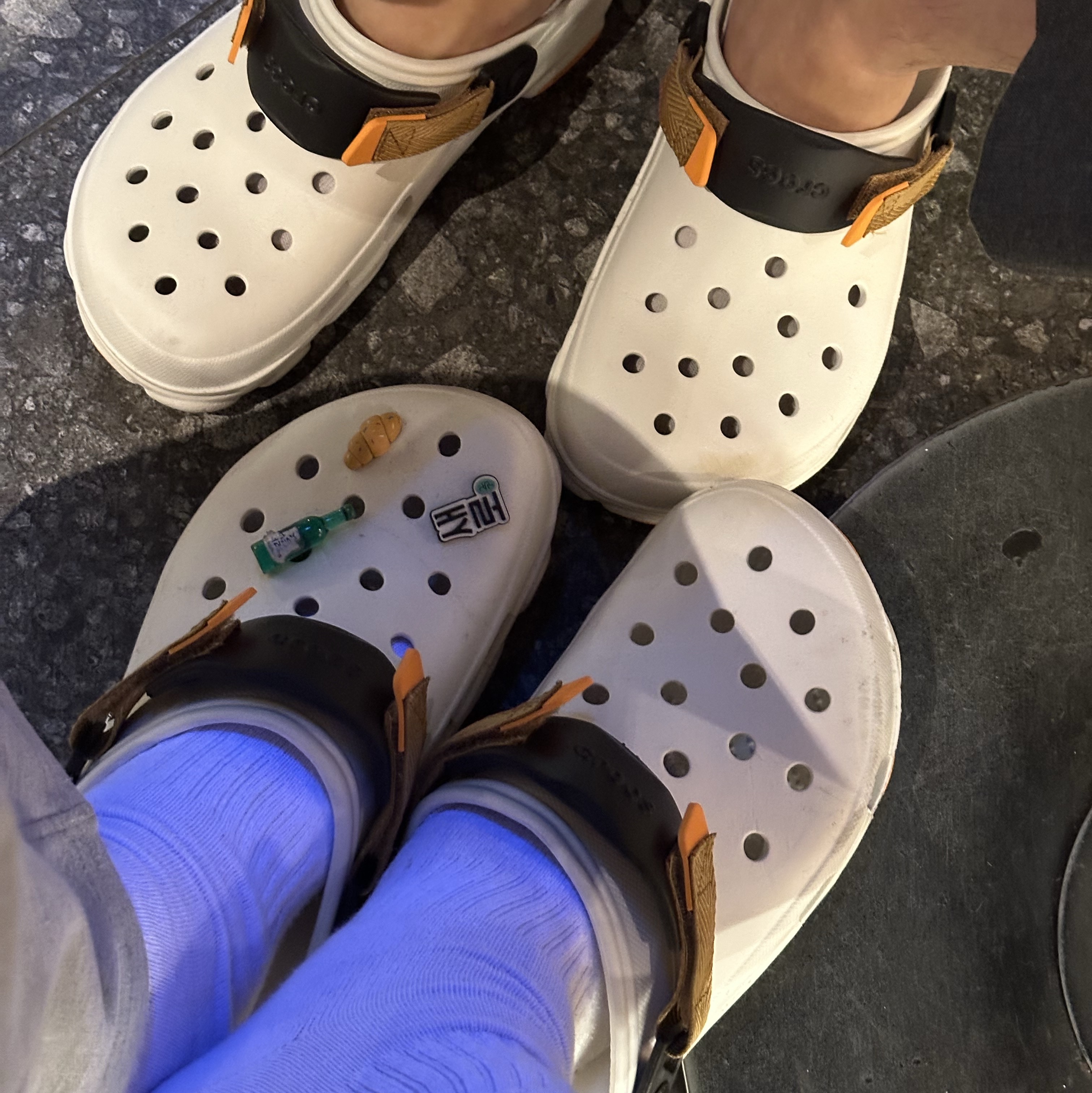Crocs All Terrain Clog White Multi 착용 스타일