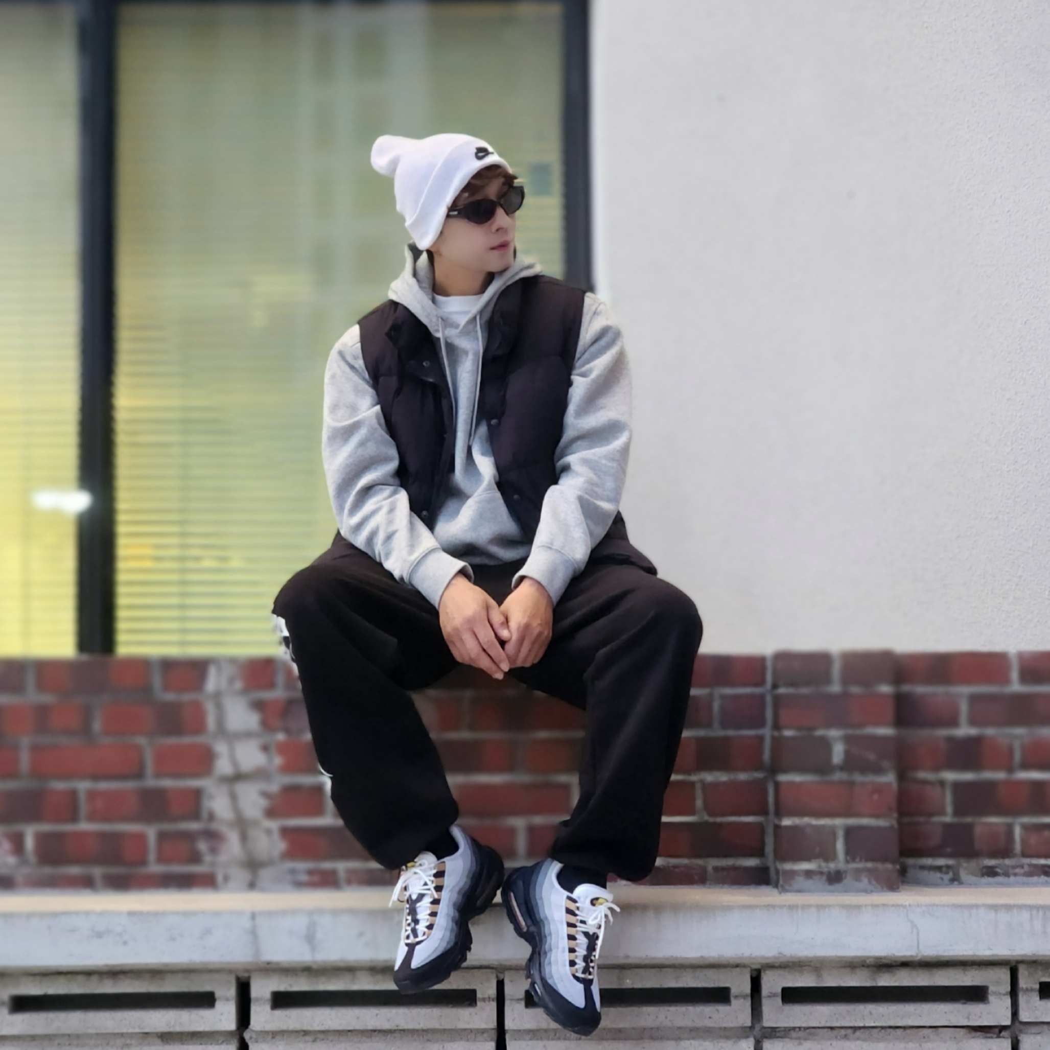 Nike NSW Utility Futura Beanie White, Nike NSW Club Fleece Pullover Hoodie Dark Grey Heather - US/EU 착용 스타일 - 6