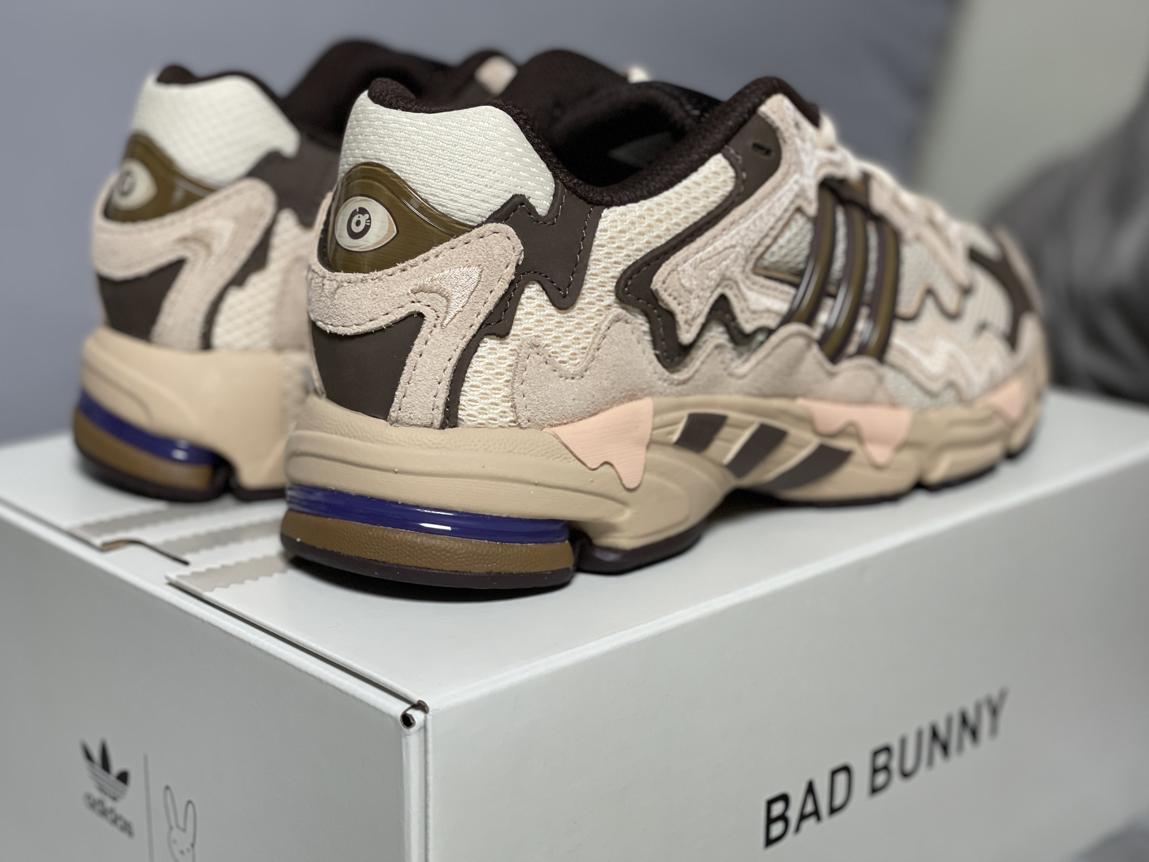 Adidas x Bad Bunny Response CL Ecru Tint 착용 스타일 - 3