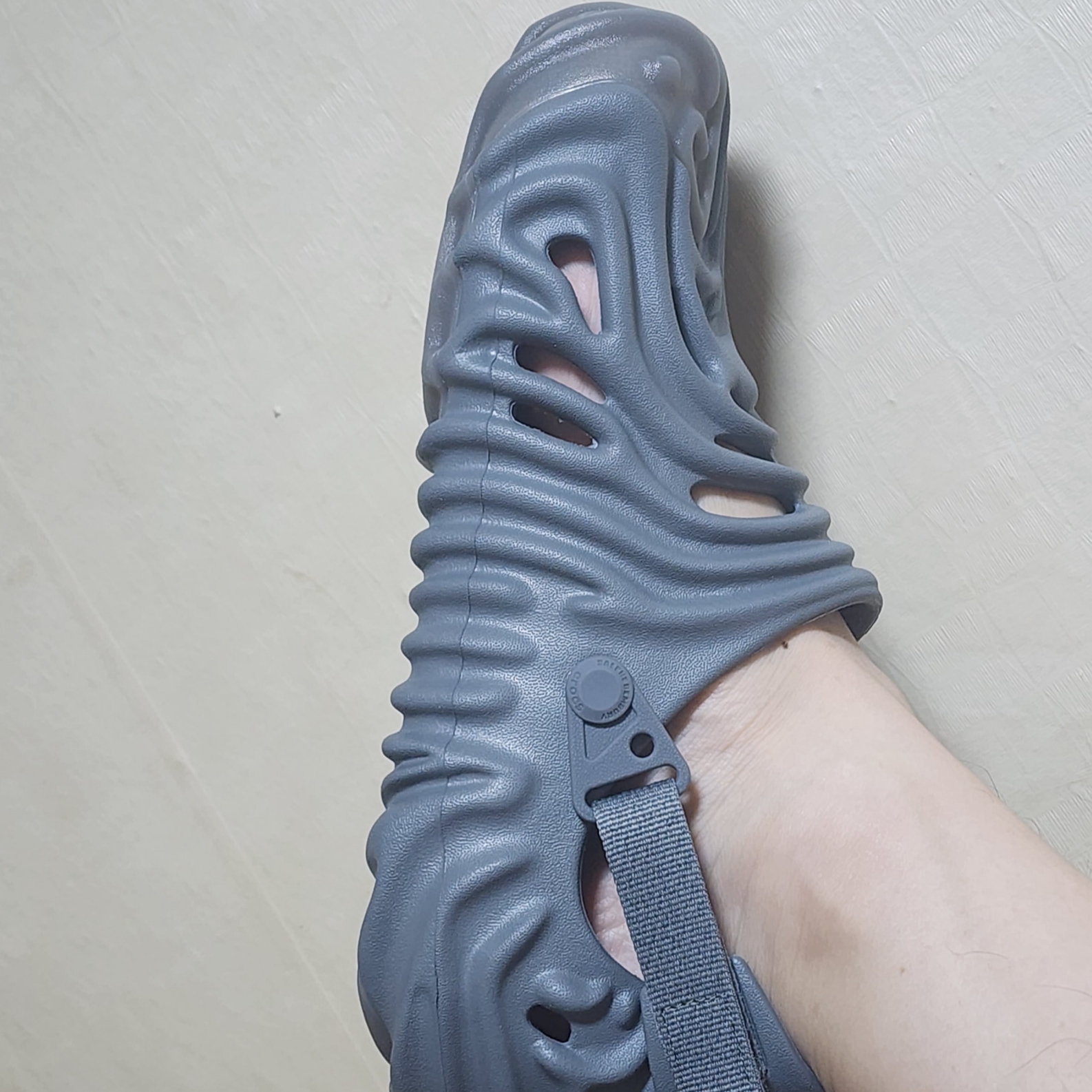 Crocs x Salehe Bembury Pollex Clog Niagara 착용 스타일 - 3