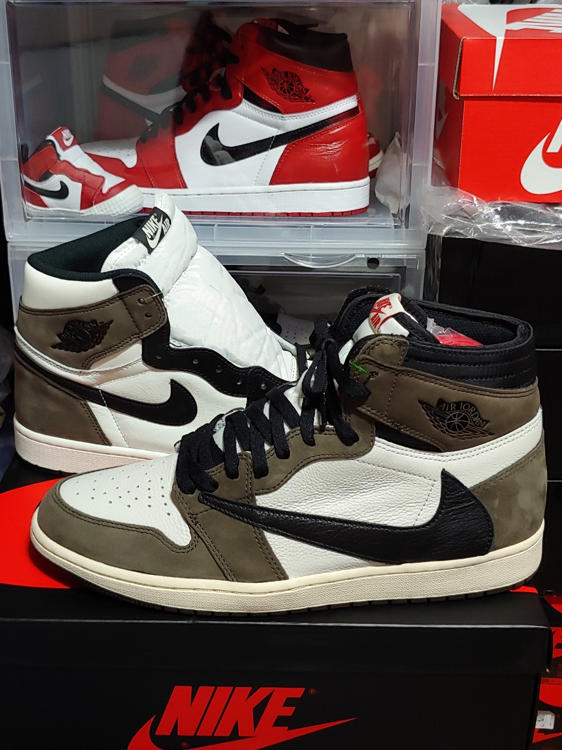 Jordan 1 Retro High OG Chicago 2015, Jordan 1 x Travis Scott Retro High OG SP Mocha 착용 스타일 - 1