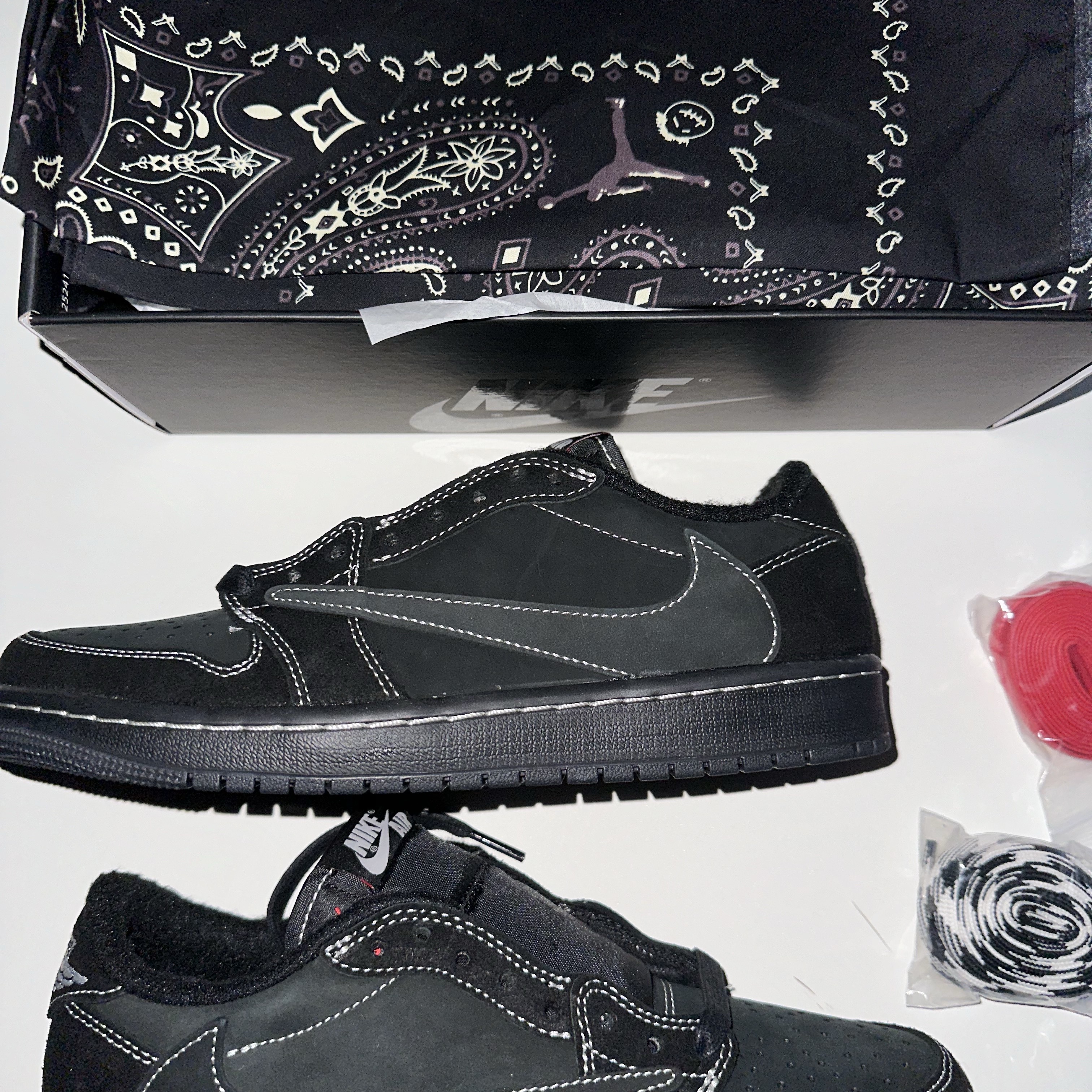Jordan 1 x Travis Scott Retro Low OG SP Black Phantom 착용 스타일 - 1