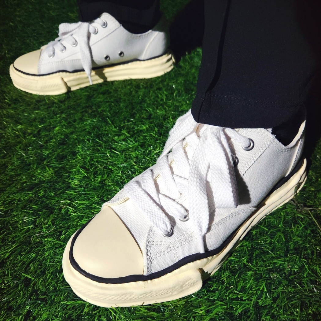 Maison Mihara Yasuhiro Peterson VL OG Sole Canvas Low-top Sneakers White 착용 스타일 - 5