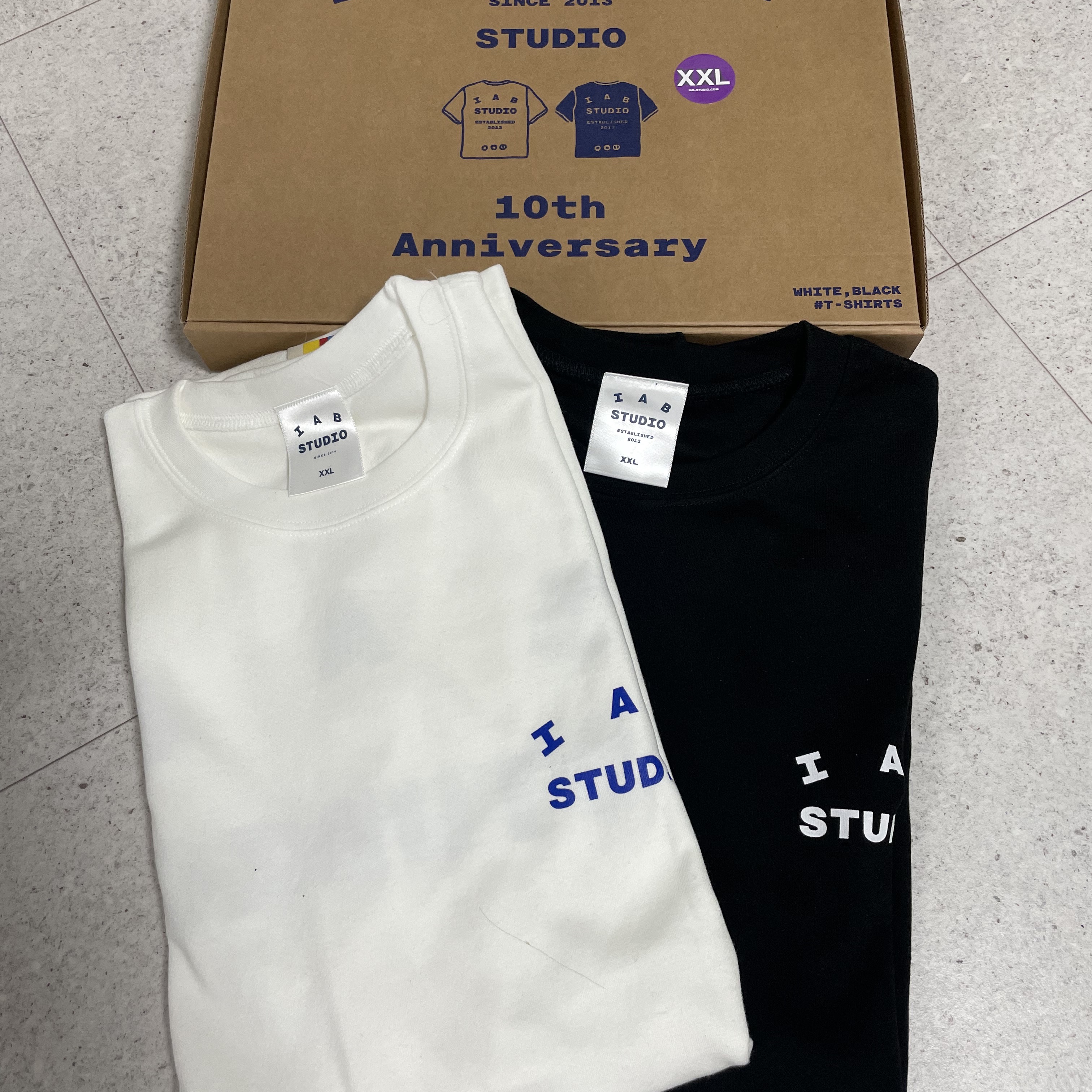 IAB Studio 10th Anniversary T-Shirts Pack White & Black (2 Pack) 착용 스타일