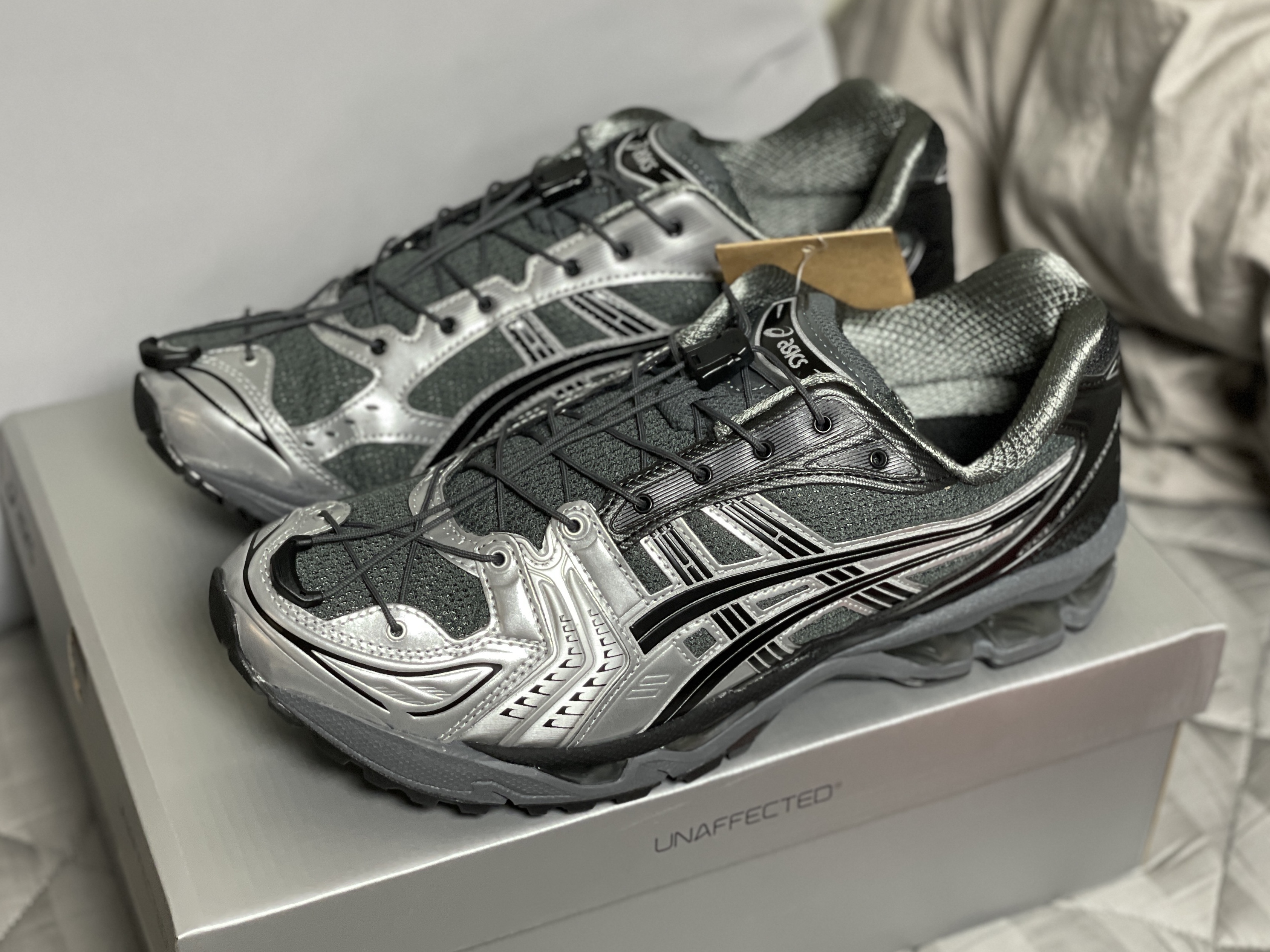 Asics x Unaffected Gel-Kayano 14 Silver Moon 착용 스타일 - 1