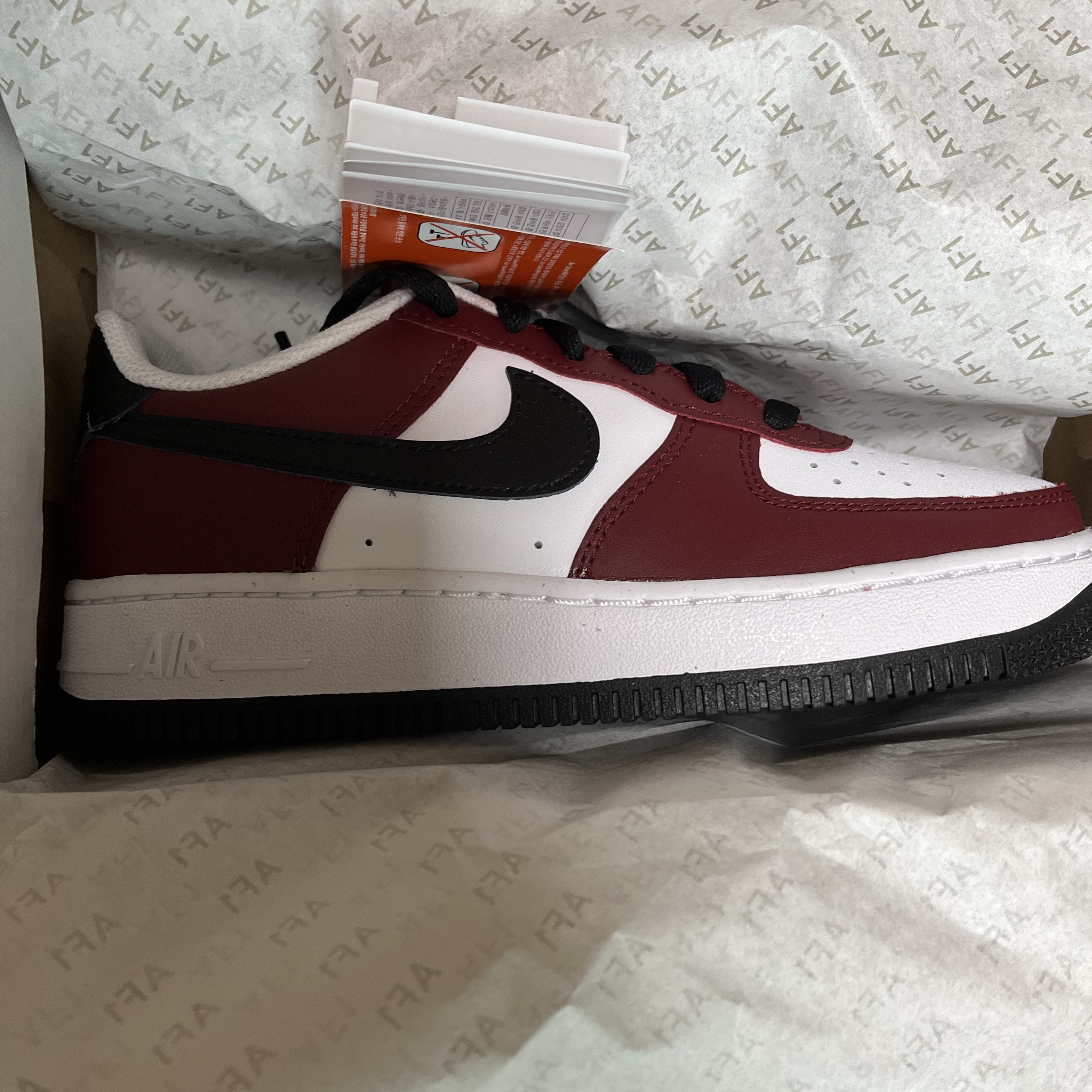 (GS) Nike Air Force 1 LV8 Team Red 착용 스타일