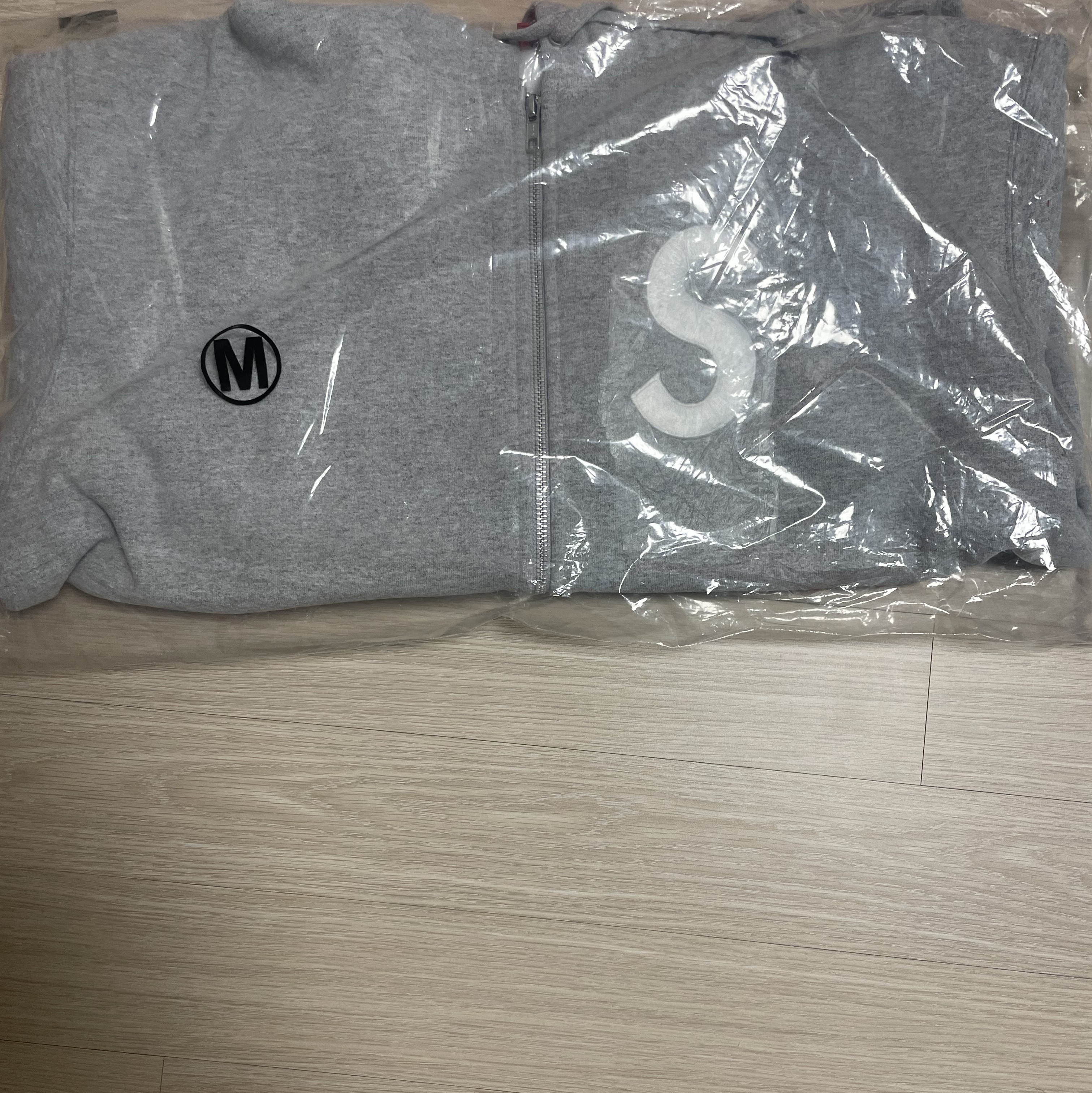 Supreme S Logo Zip Up Hooded Sweatshirt Heather Grey - 23FW, Supreme S Logo Zip Up Hooded Sweatshirt Black - 23FW 착용 스타일 - 1