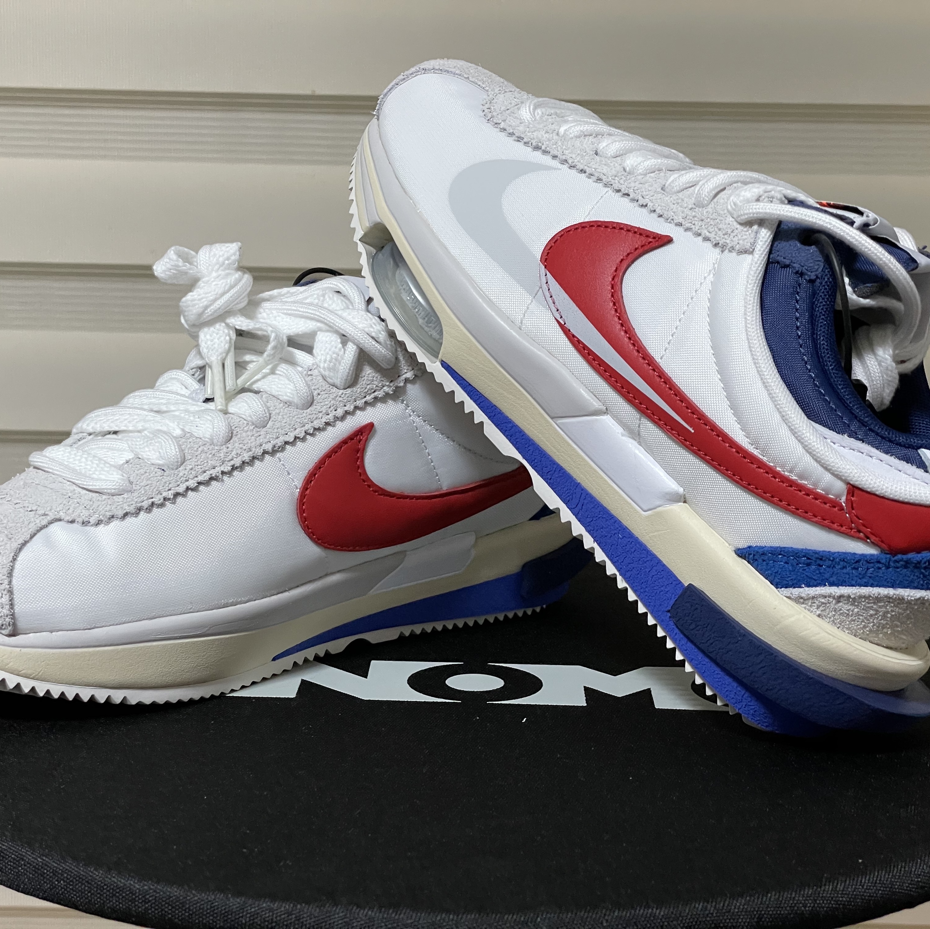 Nike x Sacai Zoom Cortez SP White and University Red 착용 스타일
