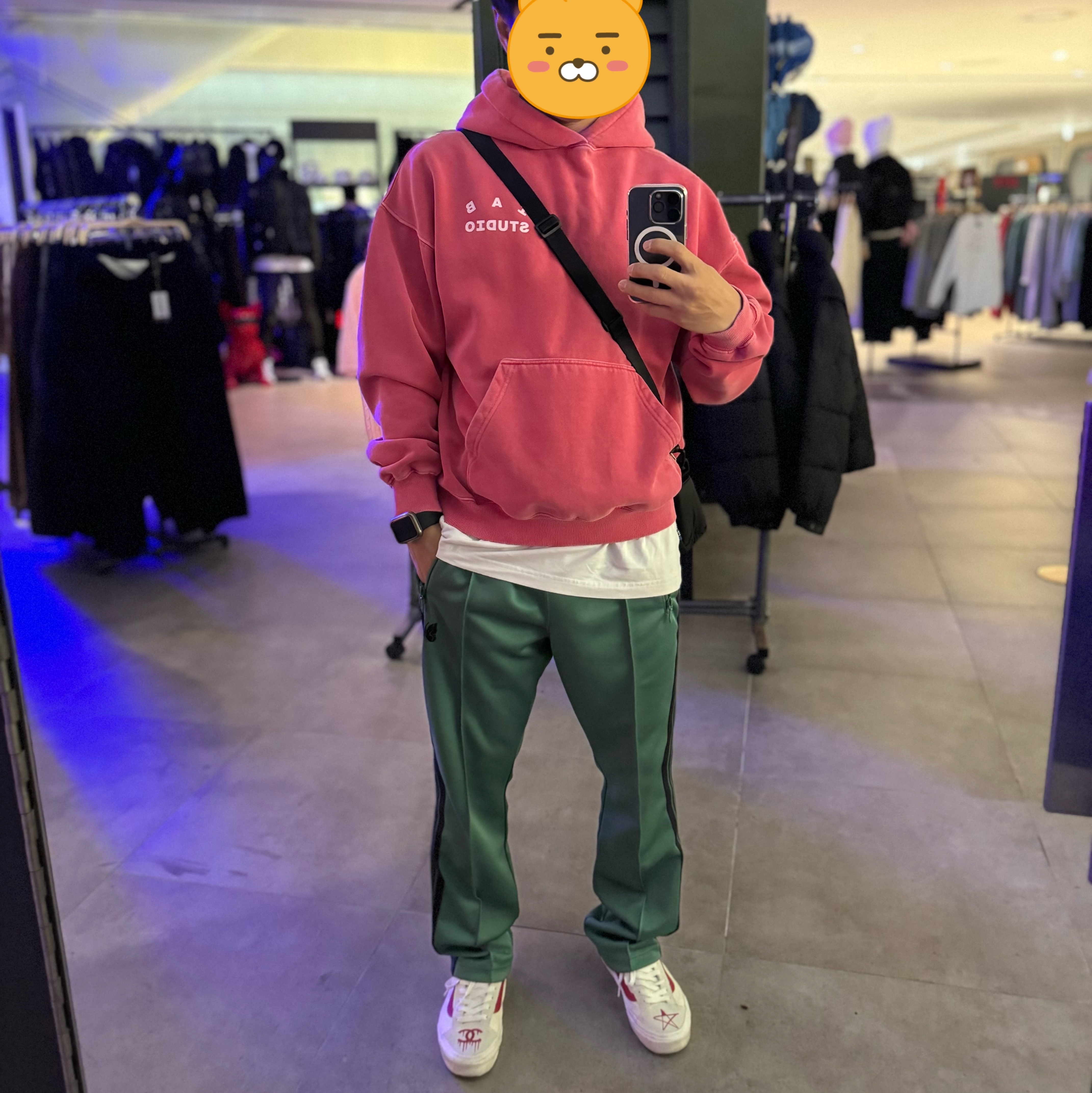 IAB Studio Pigment Hoodie Coral, IAB Studio Pigment Hoodie & Sack Coral 착용 스타일 - 1