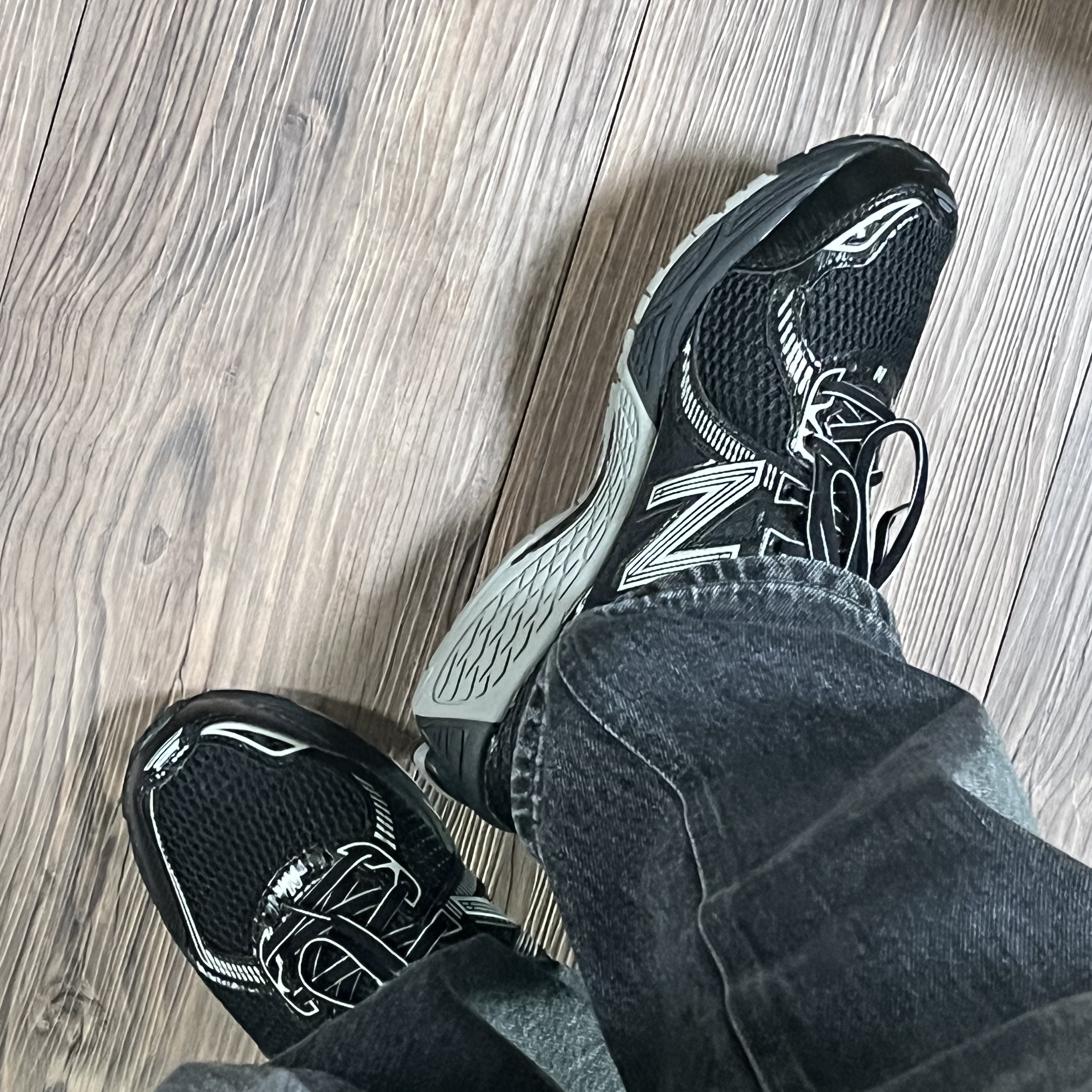 New Balance 860v2 Black Grey 착용 스타일 - 2