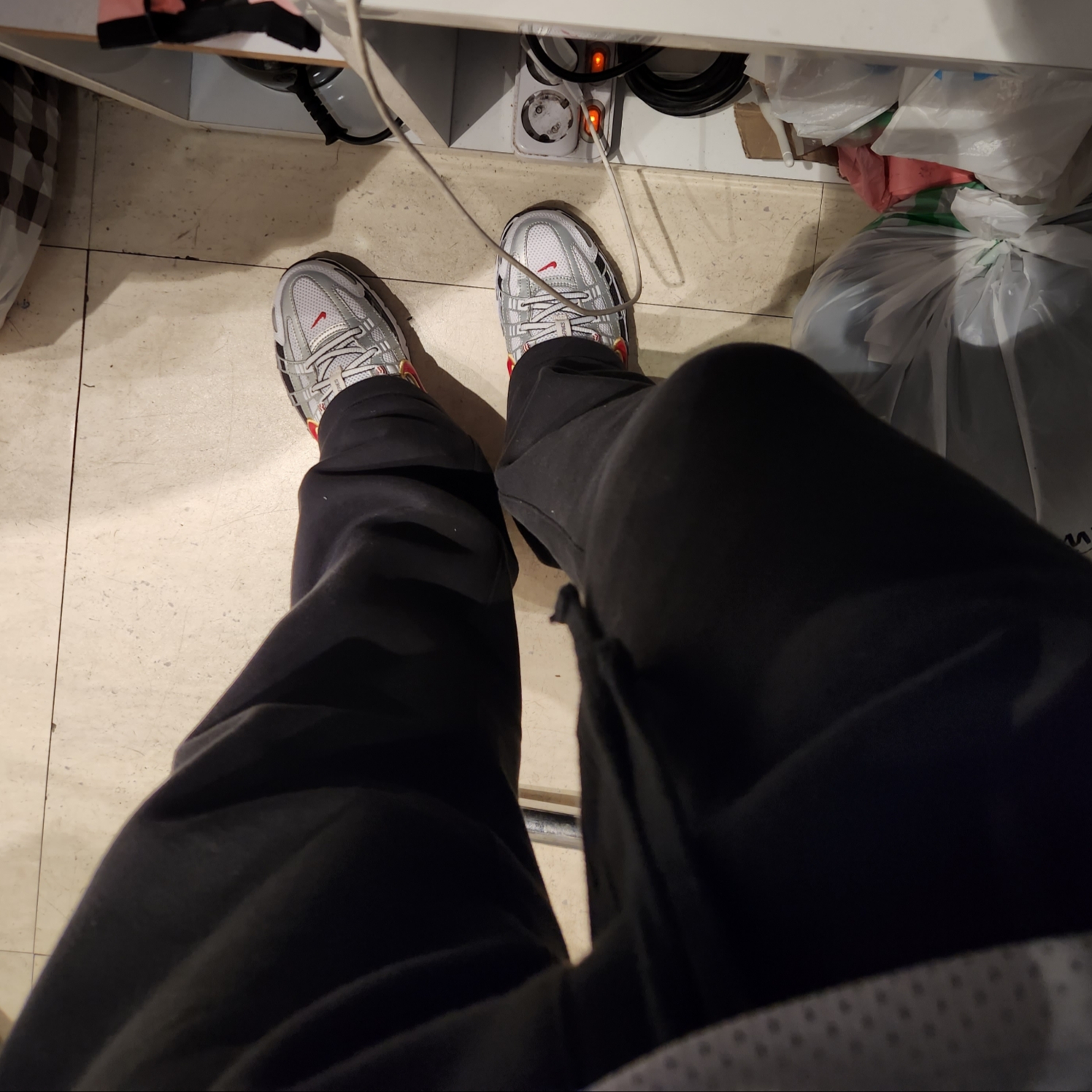 (W) Nike P-6000 Metallic Silver Red, Essentials The Core Collection Relaxed Sweatpants Stretch Limo 착용 스타일
