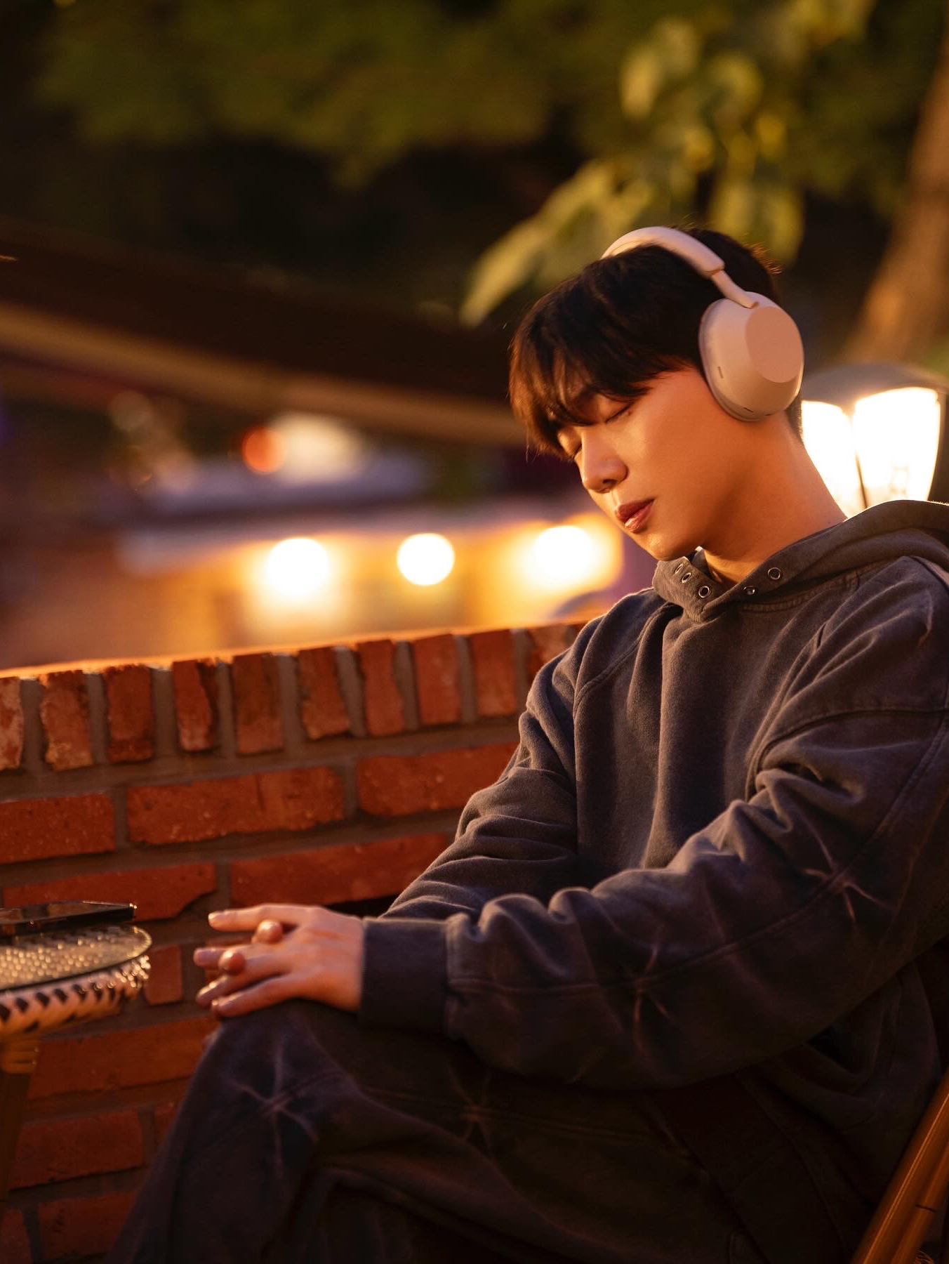 Sony WH-1000XM5 Silver (Korean Ver.) 착용 스타일 - 2