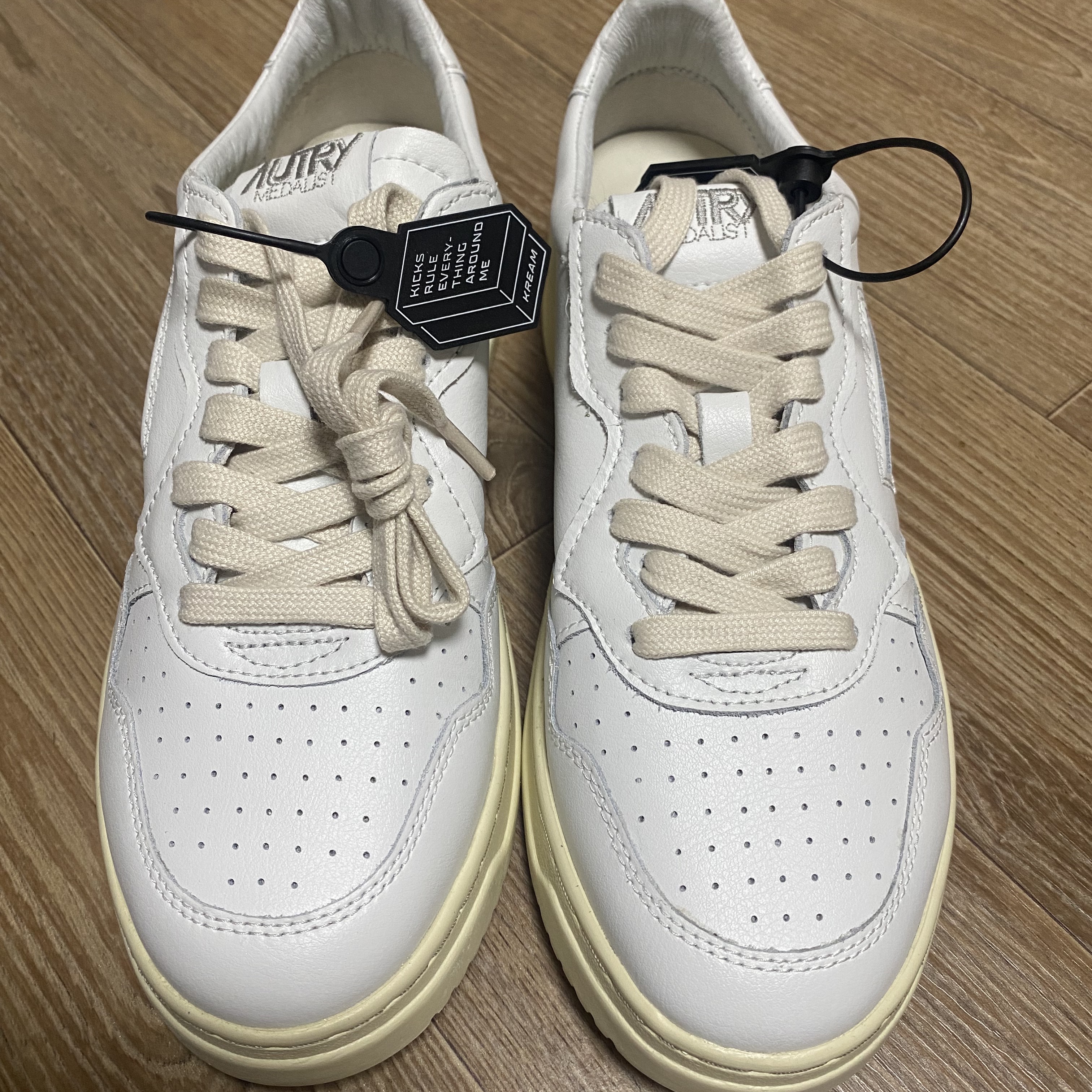 Autry Medalist Low Leather Sneakers White 착용 스타일 - 3