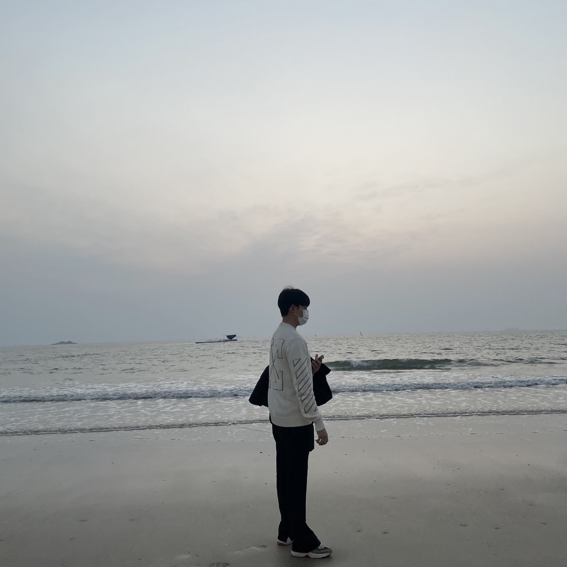 Off-White Diag Outline Arrow Knit Crewneck Grey, Gucci GG Rhyton Beige Sneakers Ebony Blue 착용 스타일