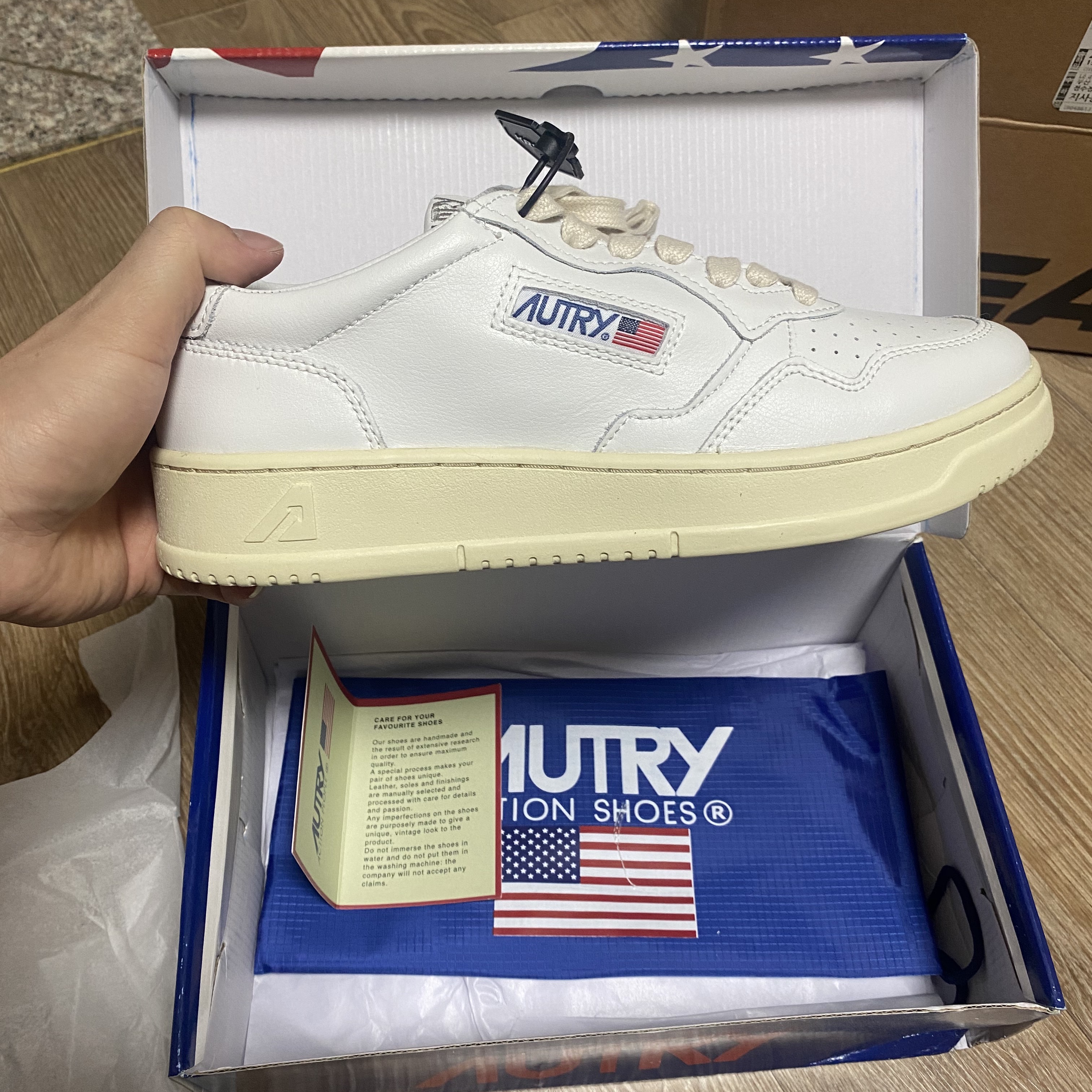 Autry Medalist Low Leather Sneakers White 착용 스타일 - 1