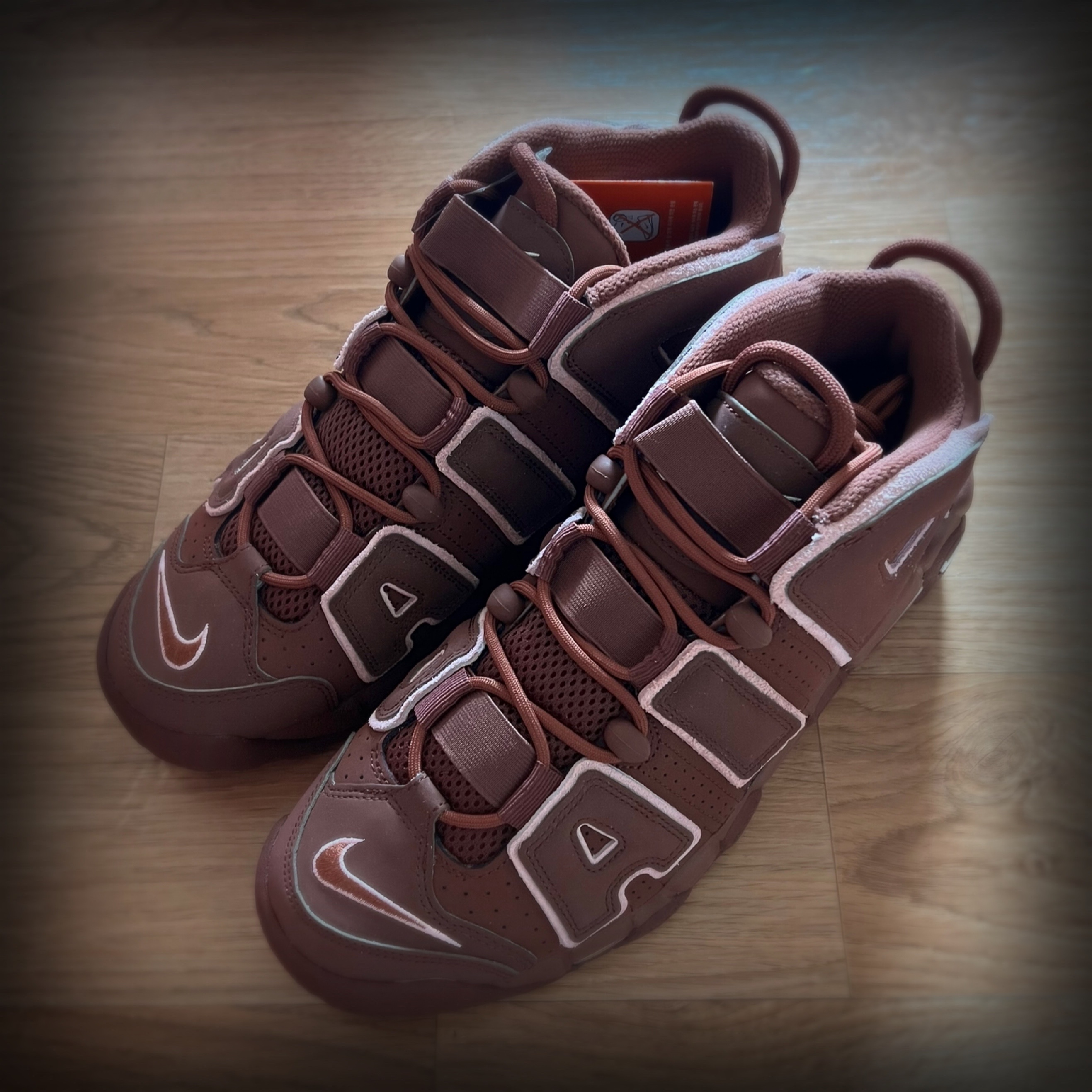 Nike Air More Uptempo 96 Dark Pony and Soft Pink 착용 스타일 - 2
