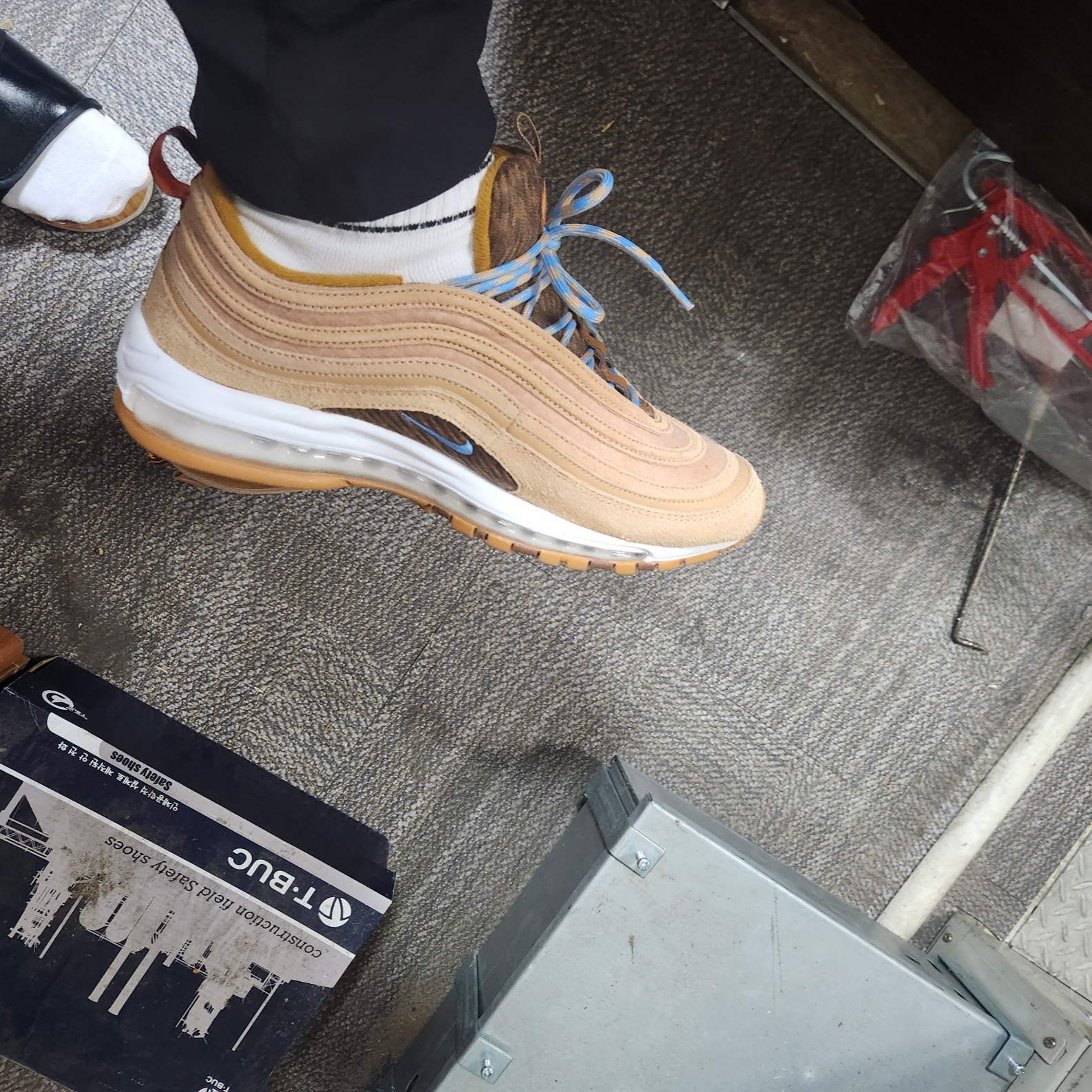 Nike Air Max 97 SE Praline Desert Ochre 착용 스타일 - 3