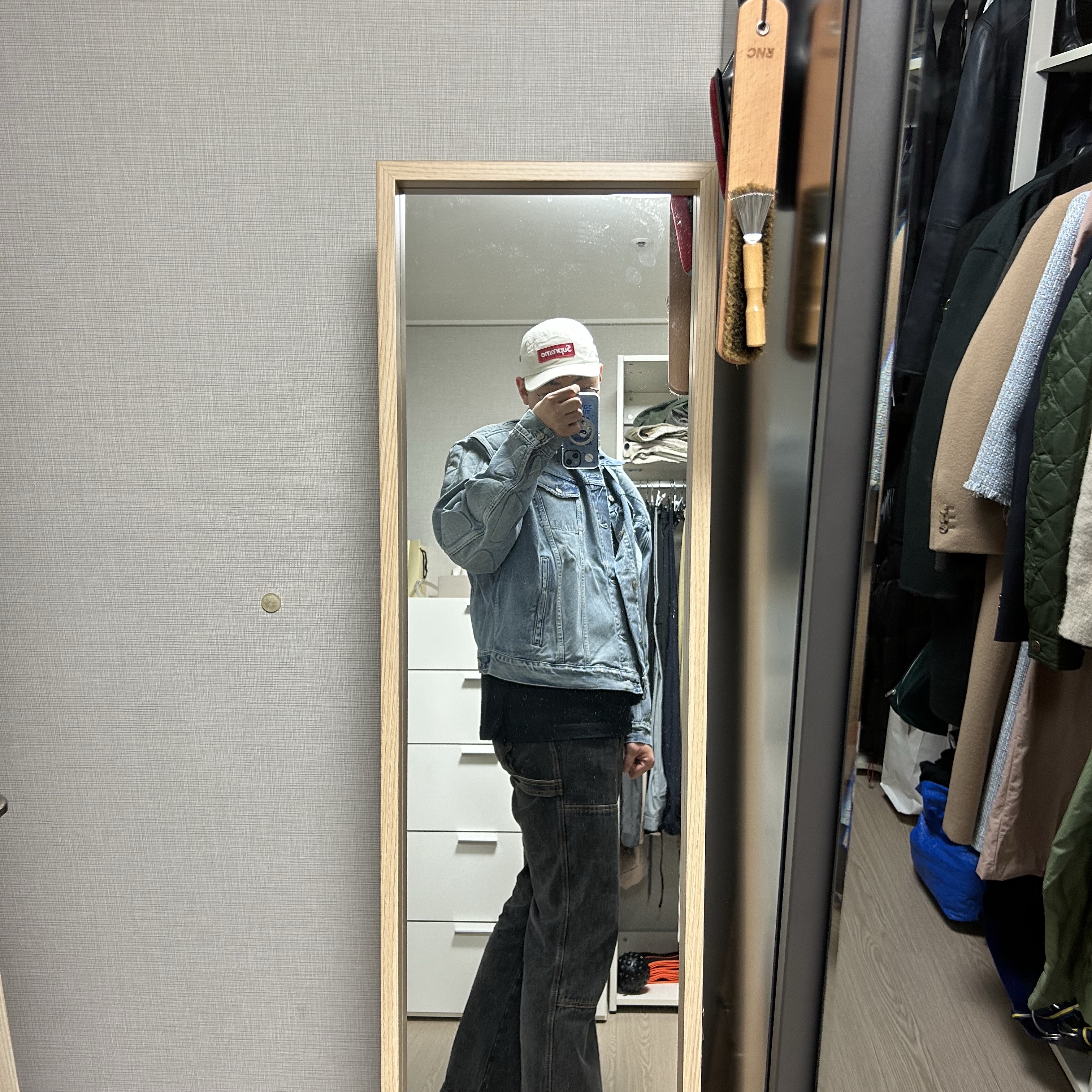 Yeezy Gap Engineered By Balenciaga Padded Denim Jacket Blue 착용 스타일 - 1