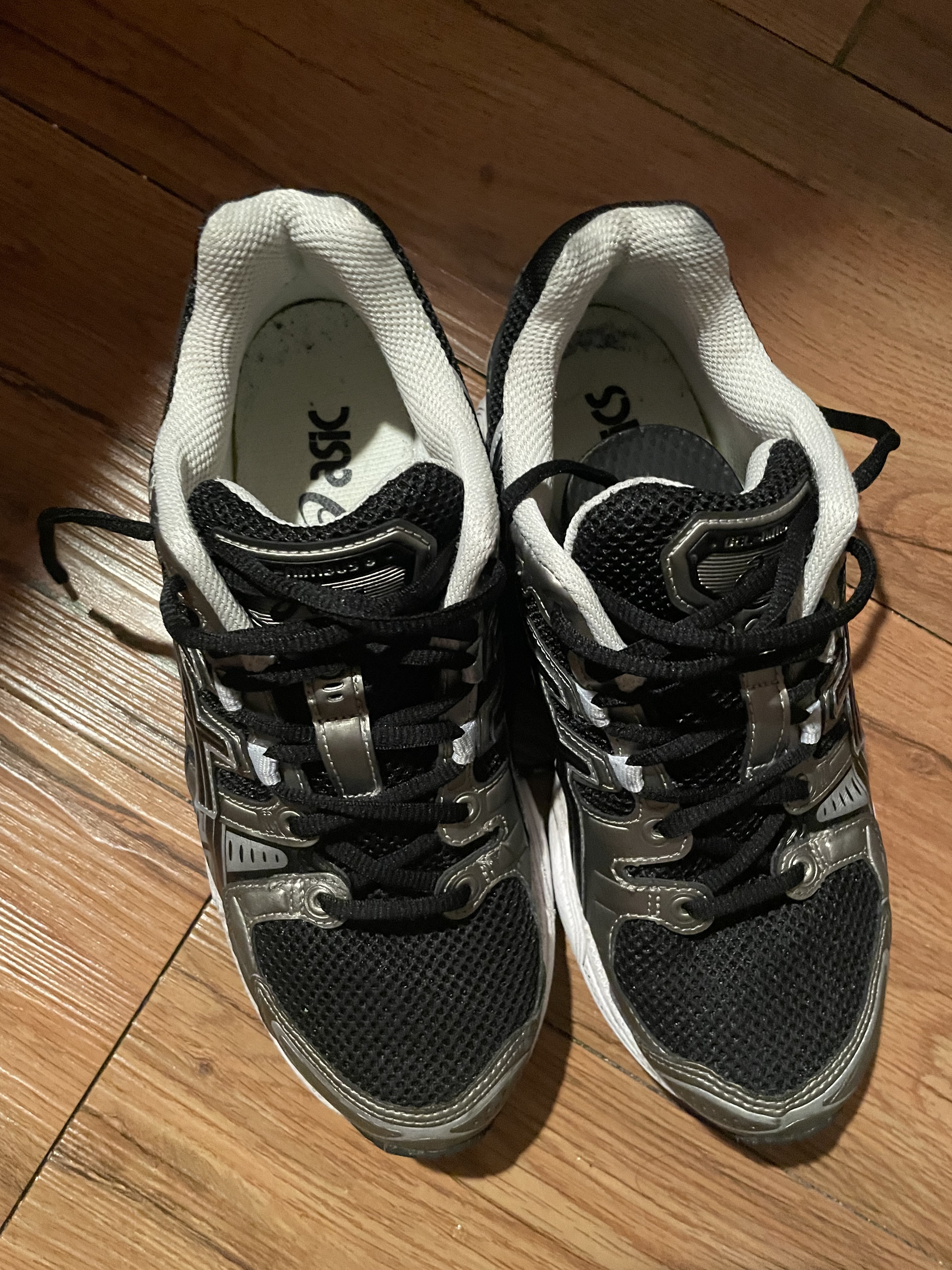 Asics Gel-Nimbus 9 Frosted Almond Black 착용 스타일