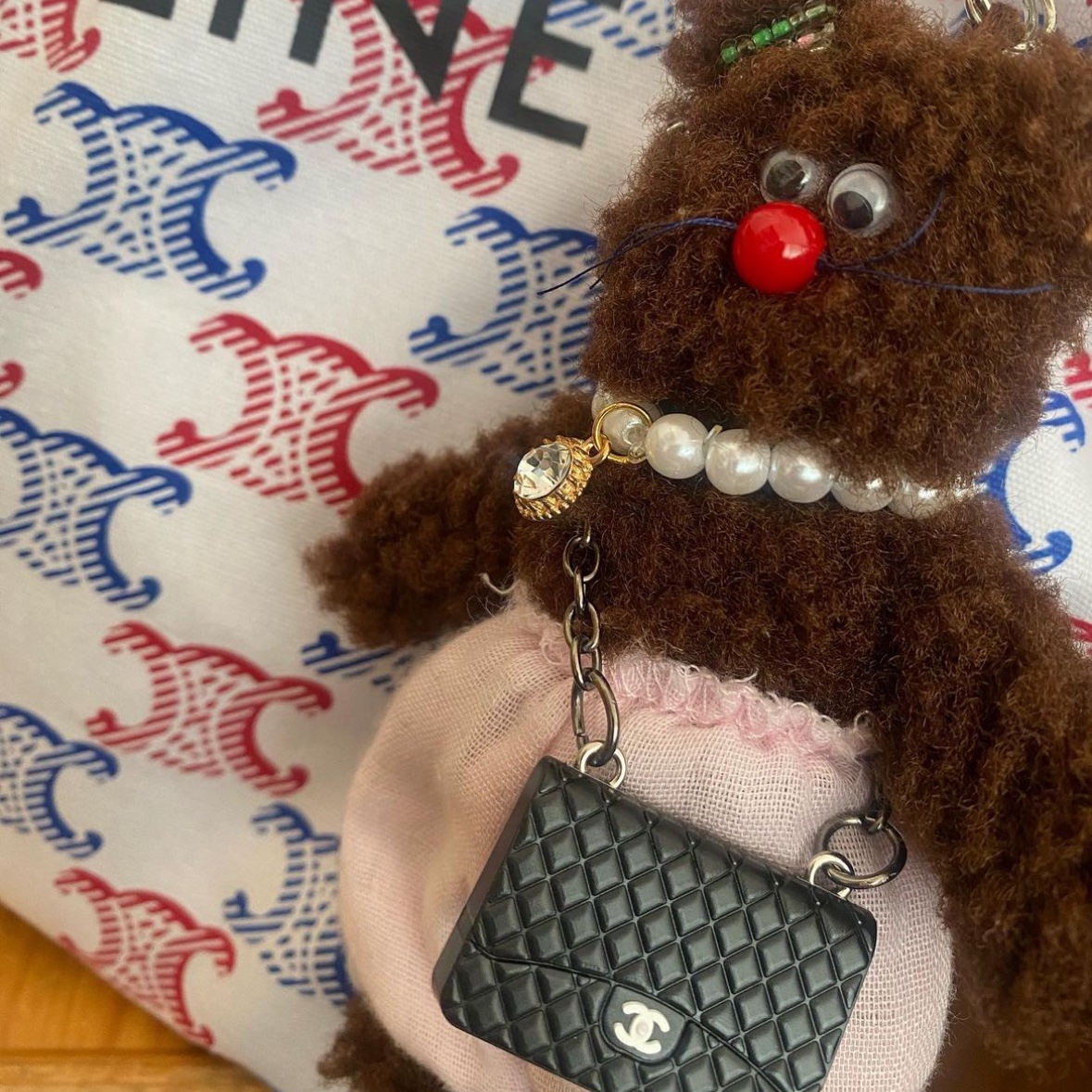 Monamhee Bred Keyring with Pink Pants Brown 착용 스타일