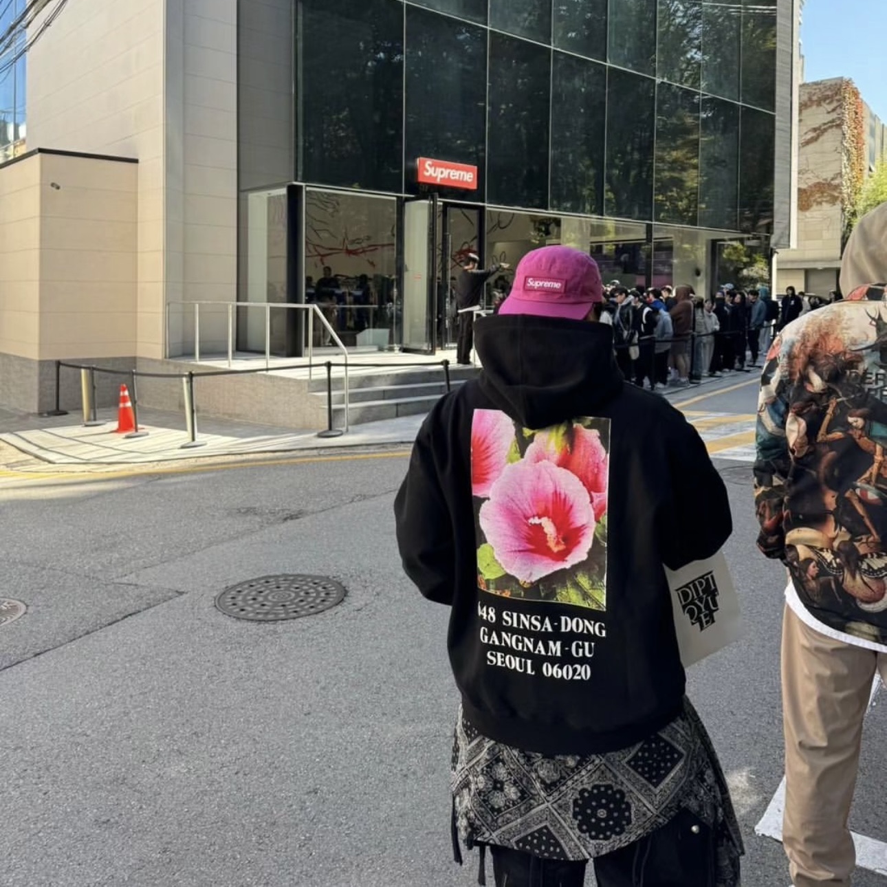 Supreme Seoul Box Logo Hooded Sweatshirt Black - 23FW, Supreme Waxed Cotton Camp Cap Magenta - 23FW 착용 스타일 - 1