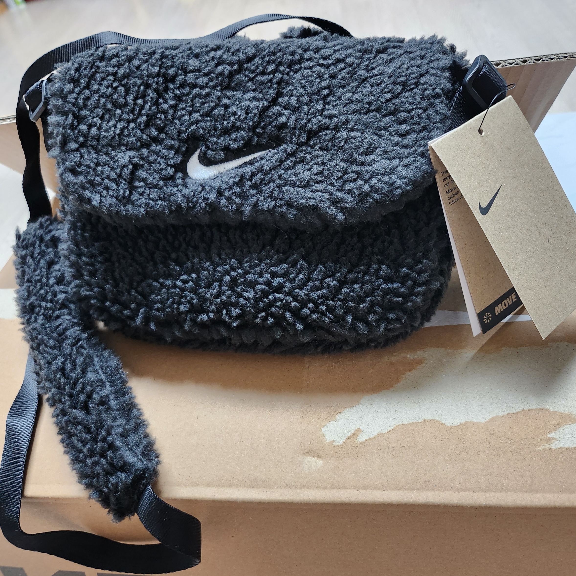 (Kids) Nike NSW Faux Fur Crossbody Bag Black 착용 스타일
