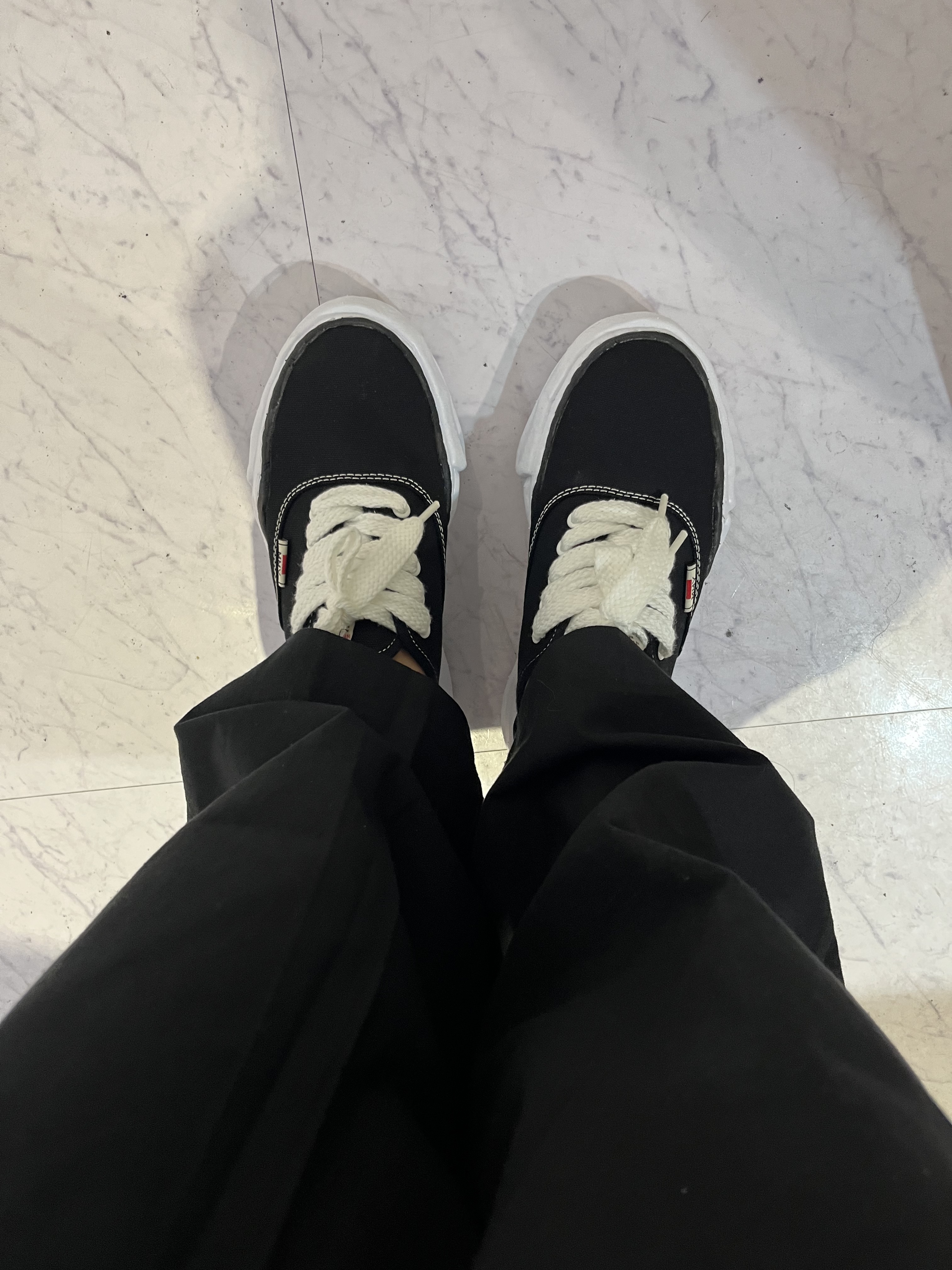 Maison Mihara Yasuhiro Baker OG Sole Canvas Low Cut Sneakers Black 착용 스타일 - 2