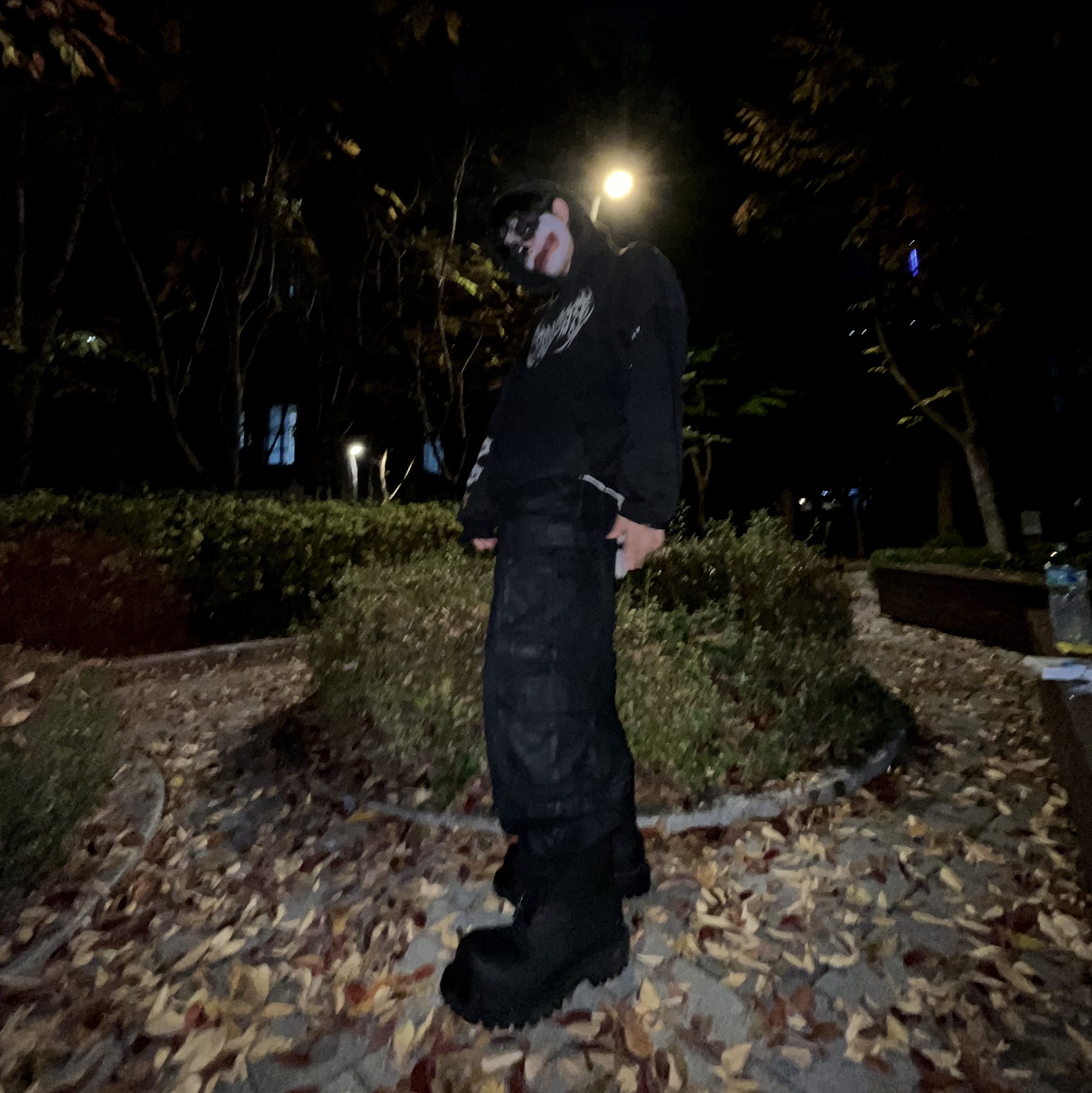 Project G/R Metalic Logo Hoodie Black, Project G/R Oversized Convertible Cargo Pants Coated Black 착용 스타일 - 6