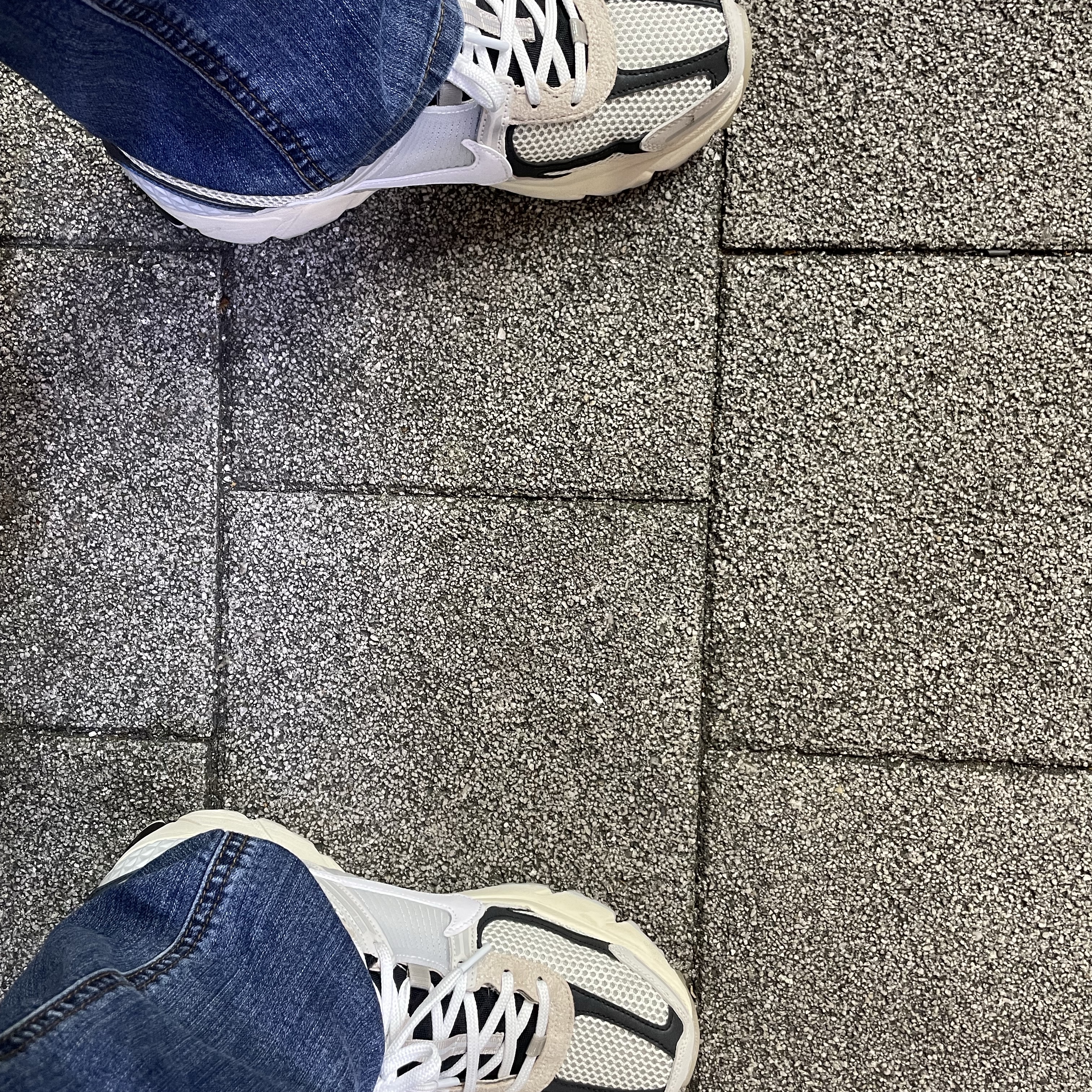 Nike Zoom Vomero 5 Light Bone and Black 착용 스타일